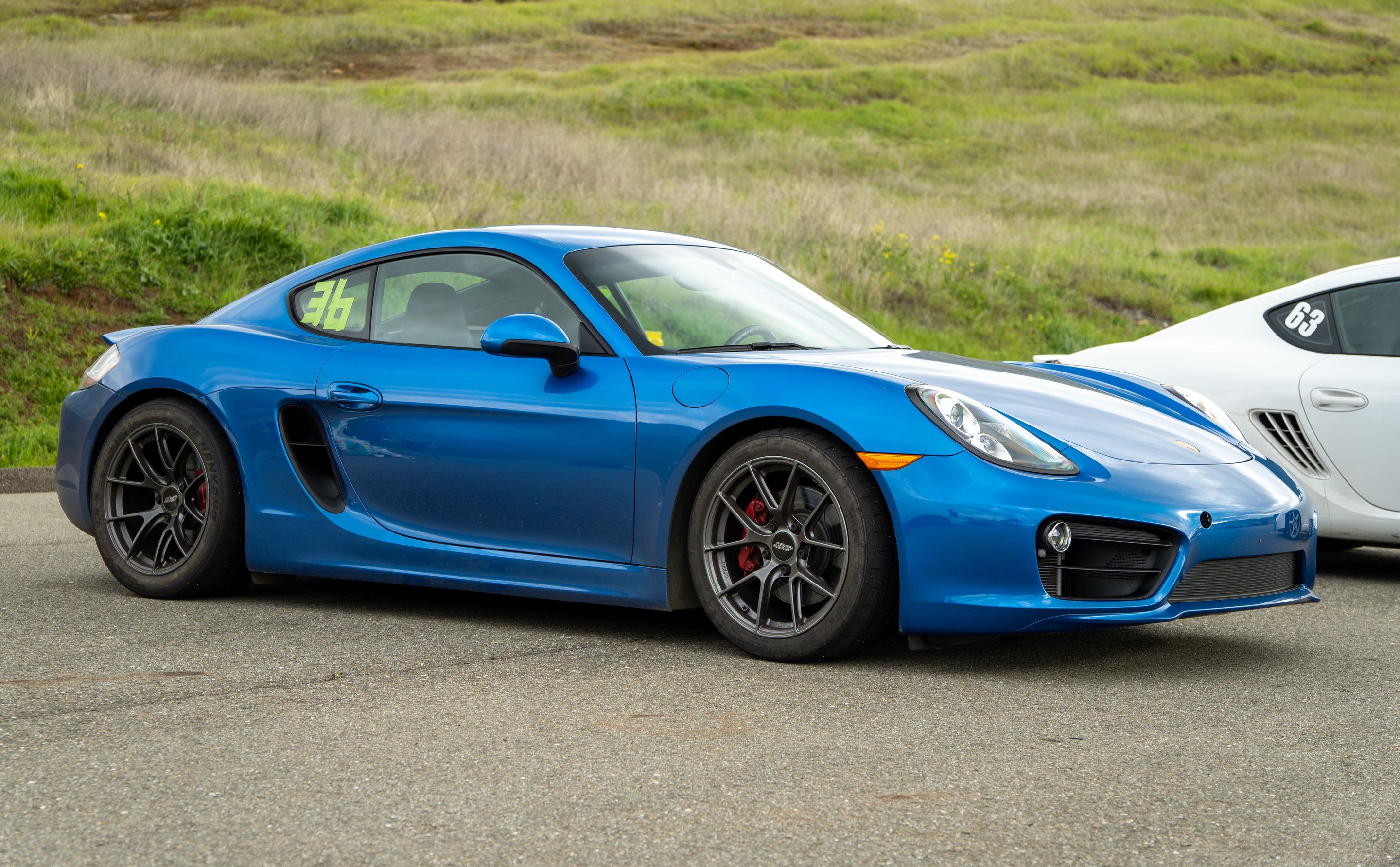 Blue Porsche 981 Cayman S with 18" VS-5RS Apex wheels in Anthracite