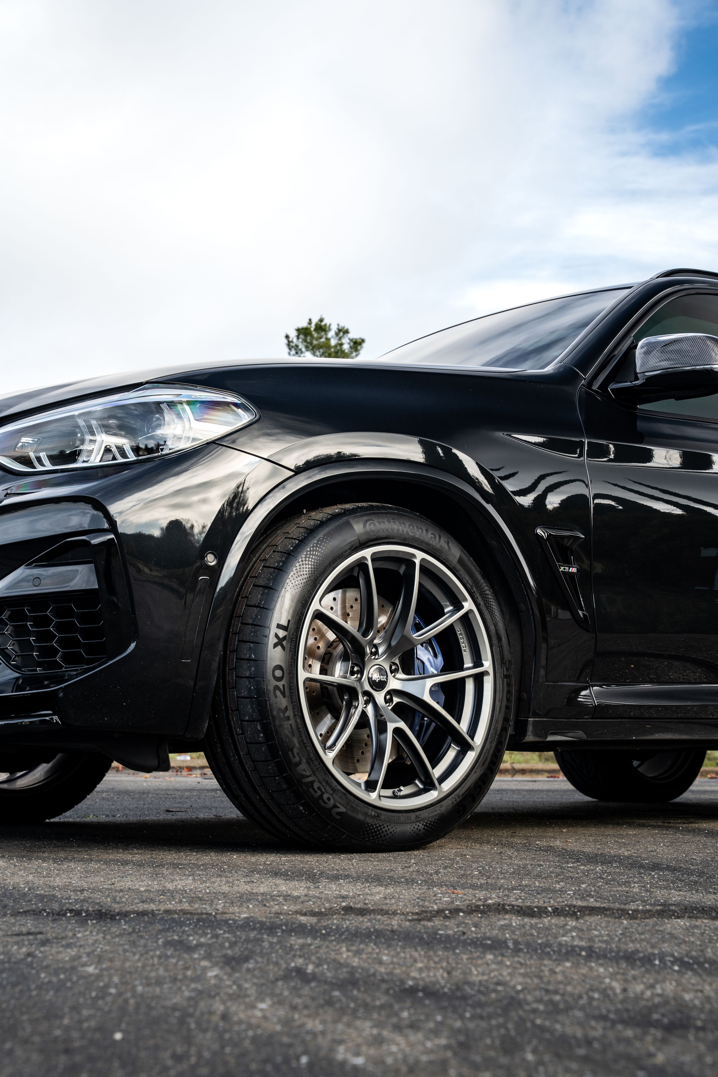 Black BMW F97 X3M with 20" VS-5RX Apex wheels in Anthracite