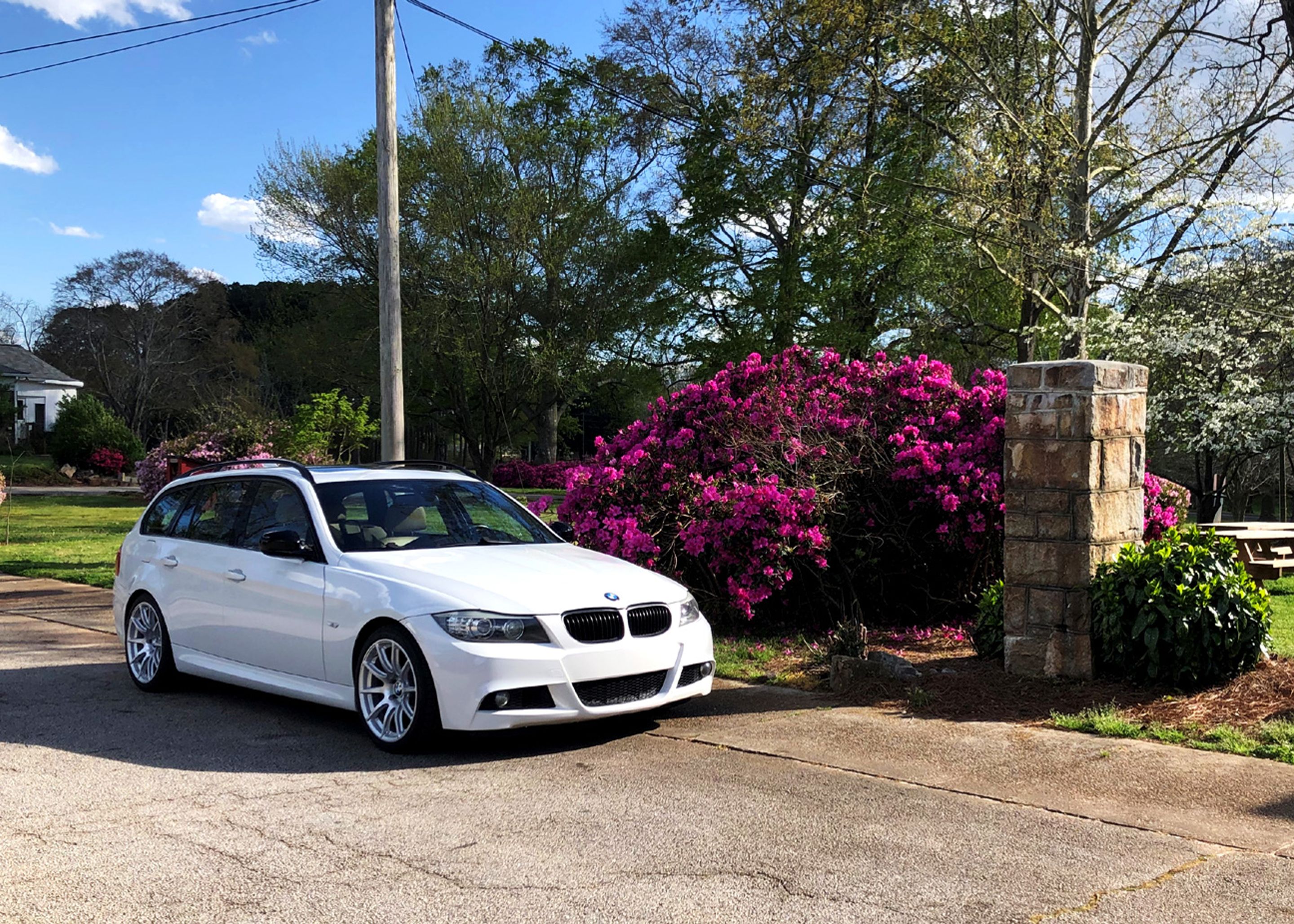 White BMW E91 LCI Wagon 3 Series with 18" SM-10 Apex wheels in Race Silver