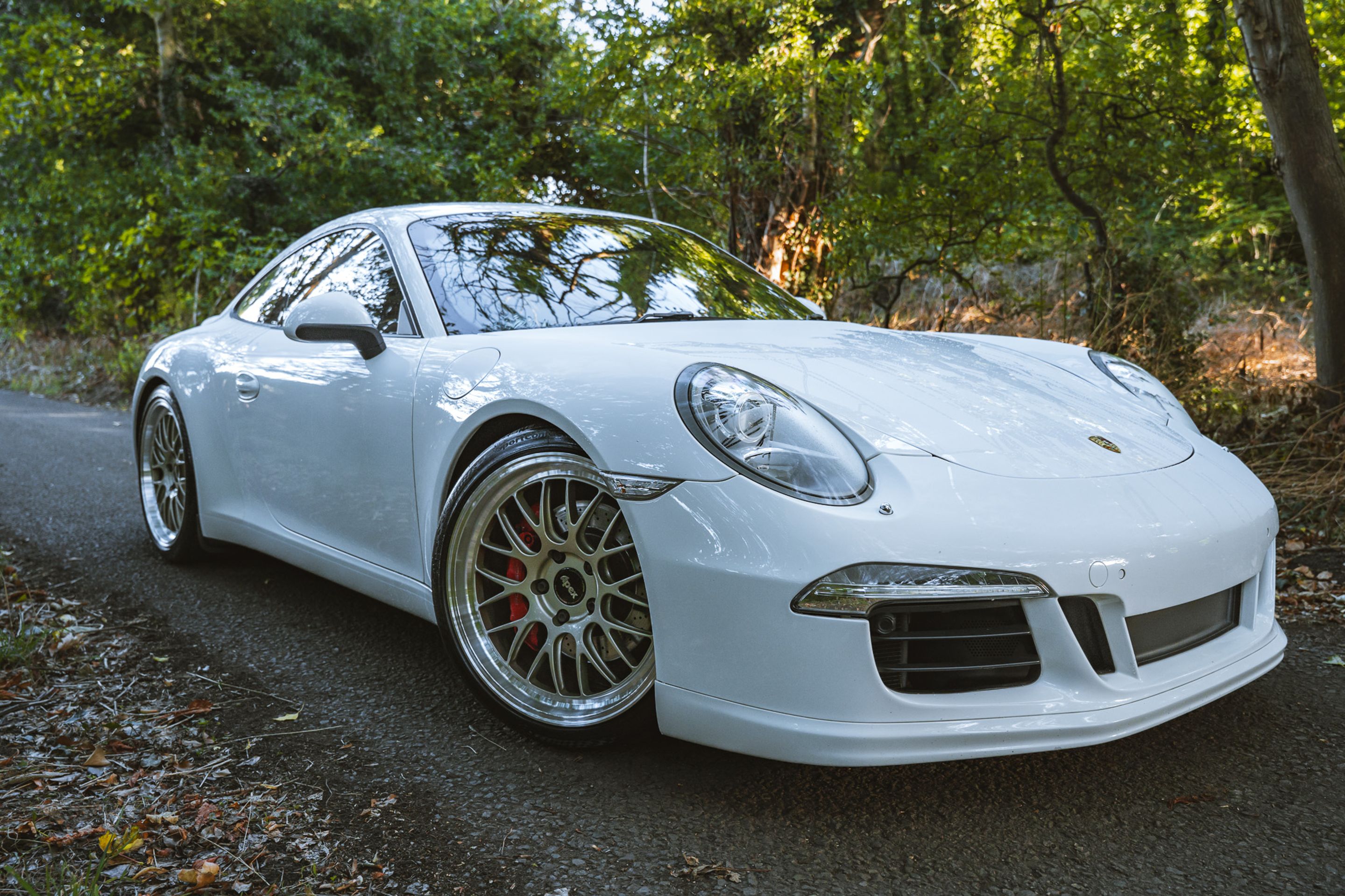 White Porsche 911 991.1 Carrera S with 20" ML-10RT Apex wheels in Machined Lip Gloss Motorsport Gold