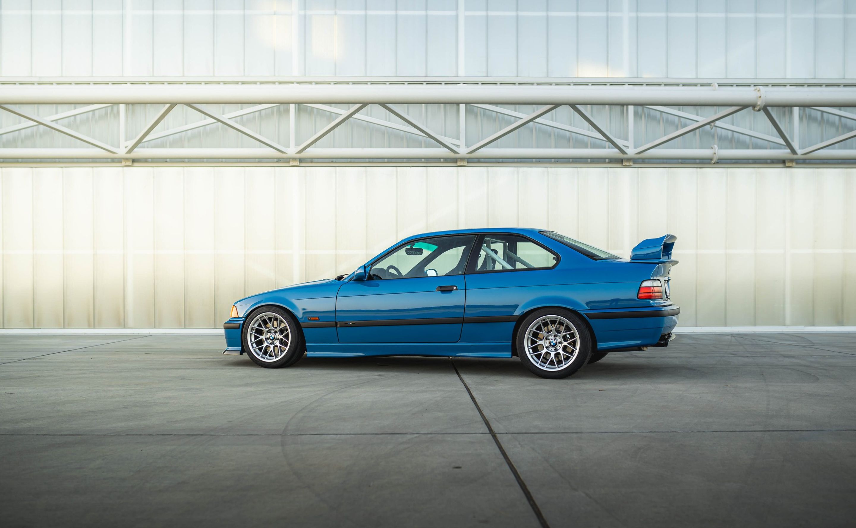 Blue BMW E36 M3 with 17" ARC-8 Apex wheels in Hyper Silver