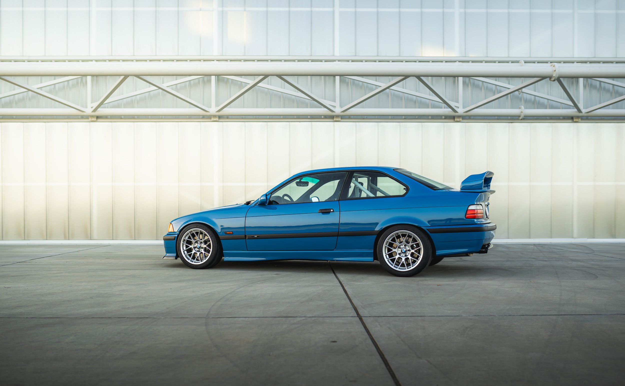 Blue BMW E36 M3 with 17" ARC-8 Apex wheels in Hyper Silver