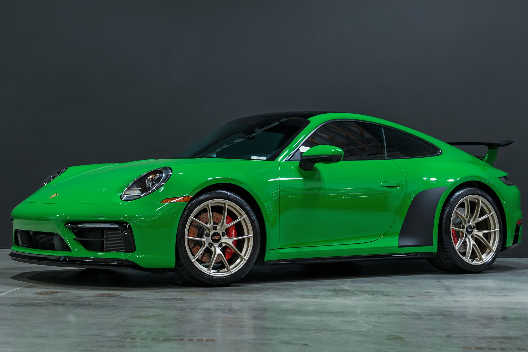 Green Porsche 911 992.1 Carrera S with 19"/20" VS-5RS Apex wheels in Motorsport Gold