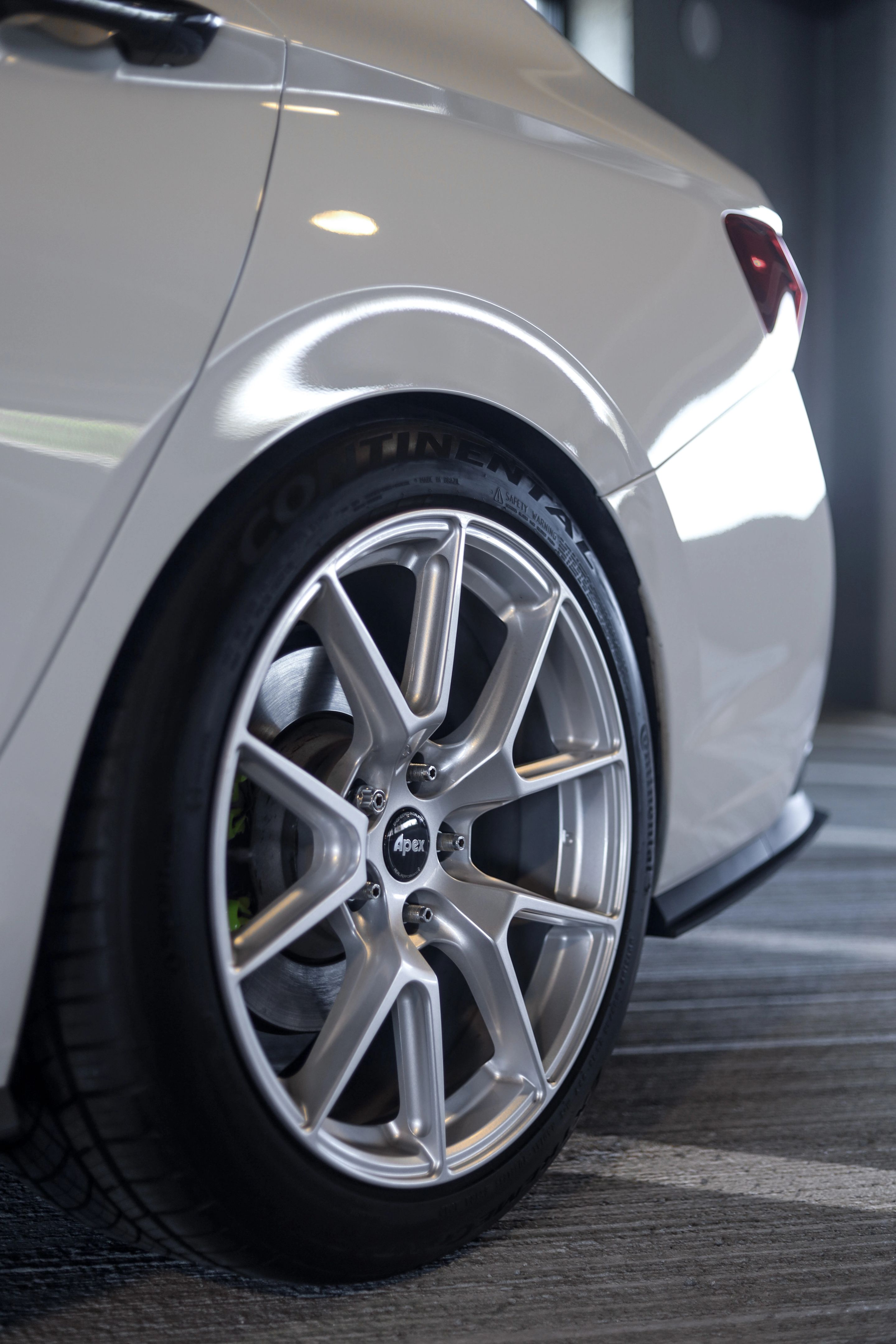 White VW MK7 GLI with 18" VS-5 Apex wheels in Race Silver