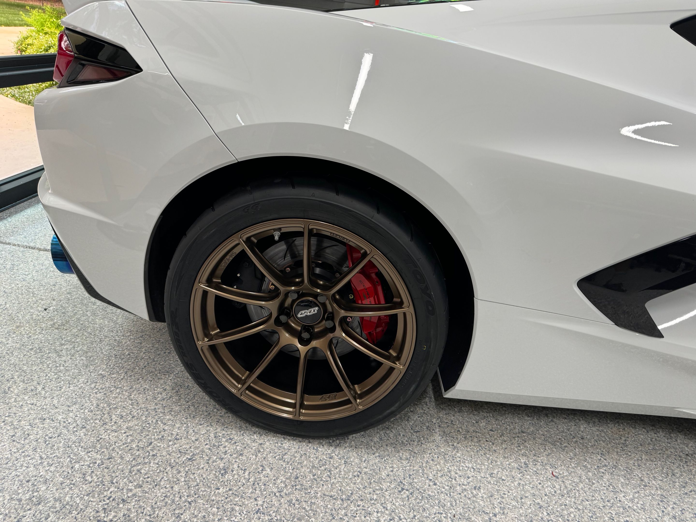 White Chevrolet C8 Corvette Stingray/Z51 with 18"/19" SM-10RS Apex wheels in Satin Bronze