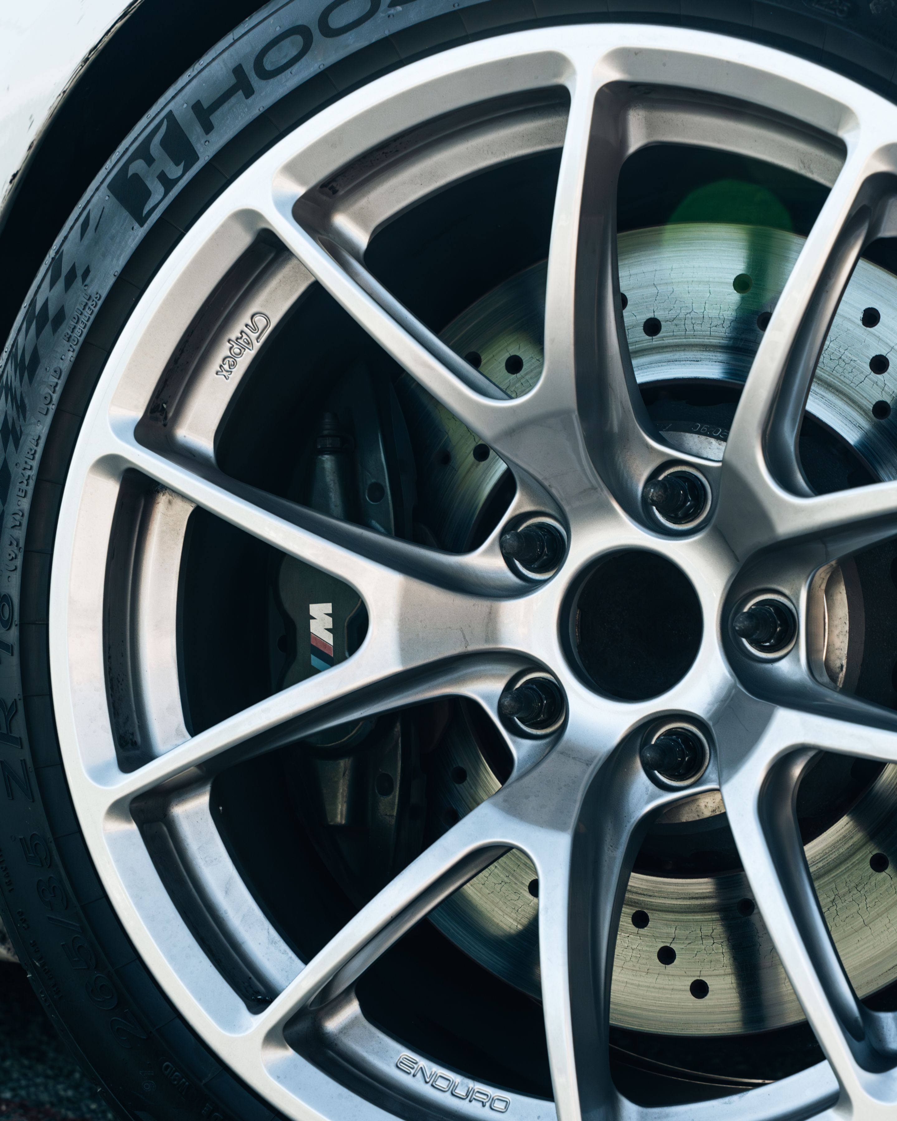 White BMW F87 M2 with 18" VS-5RE Apex wheels in Anthracite