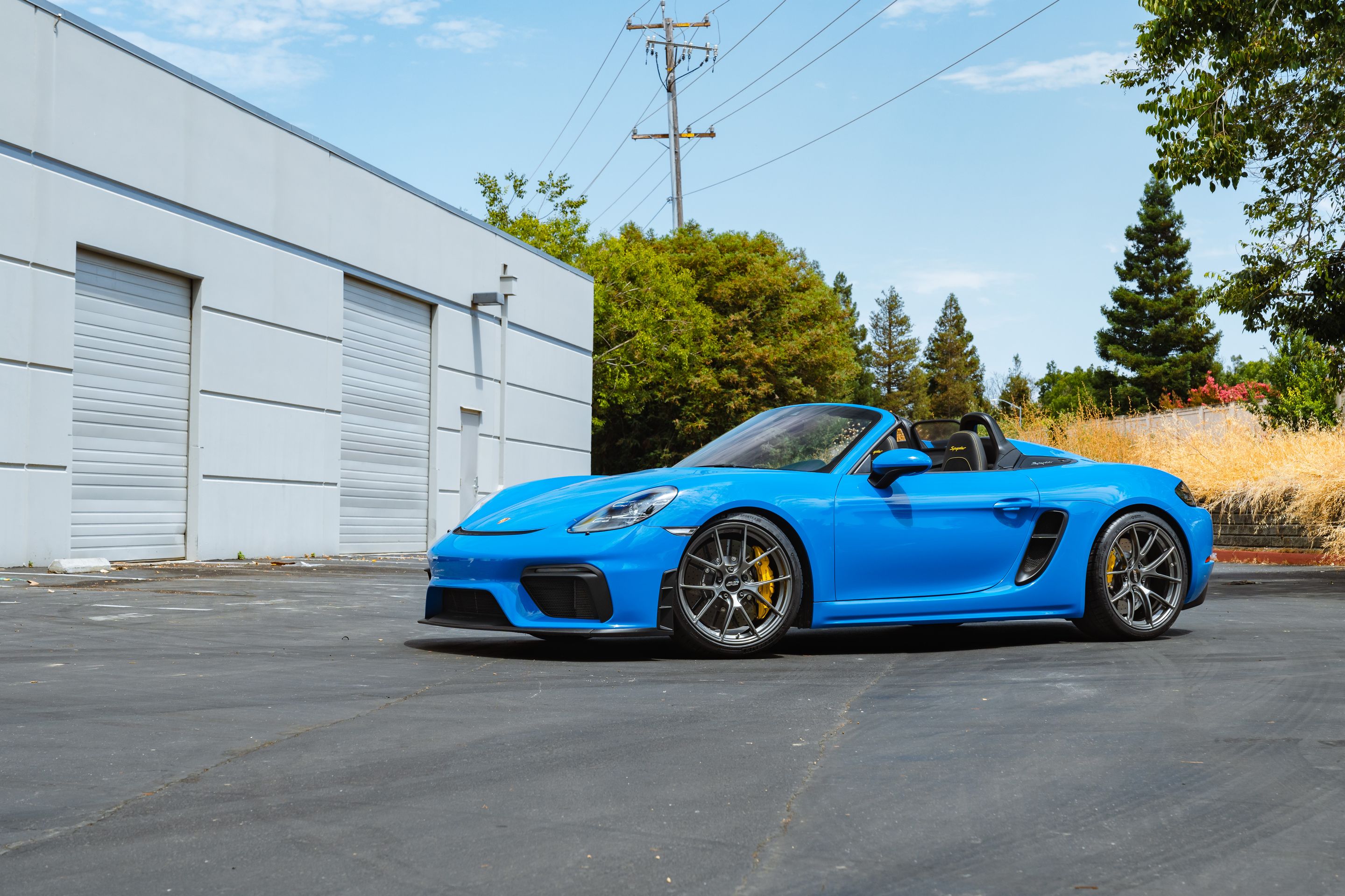 Blue Porsche 718 Spyder with 20" VS-5RS Apex wheels in Anthracite