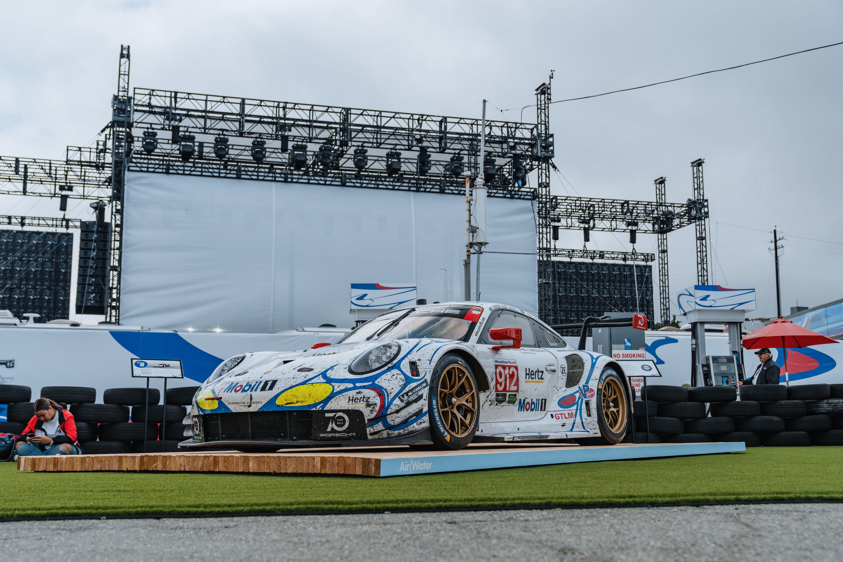 White Porsche 911 996 GT2 with 18" EC-7RS Apex wheels in Anthracite