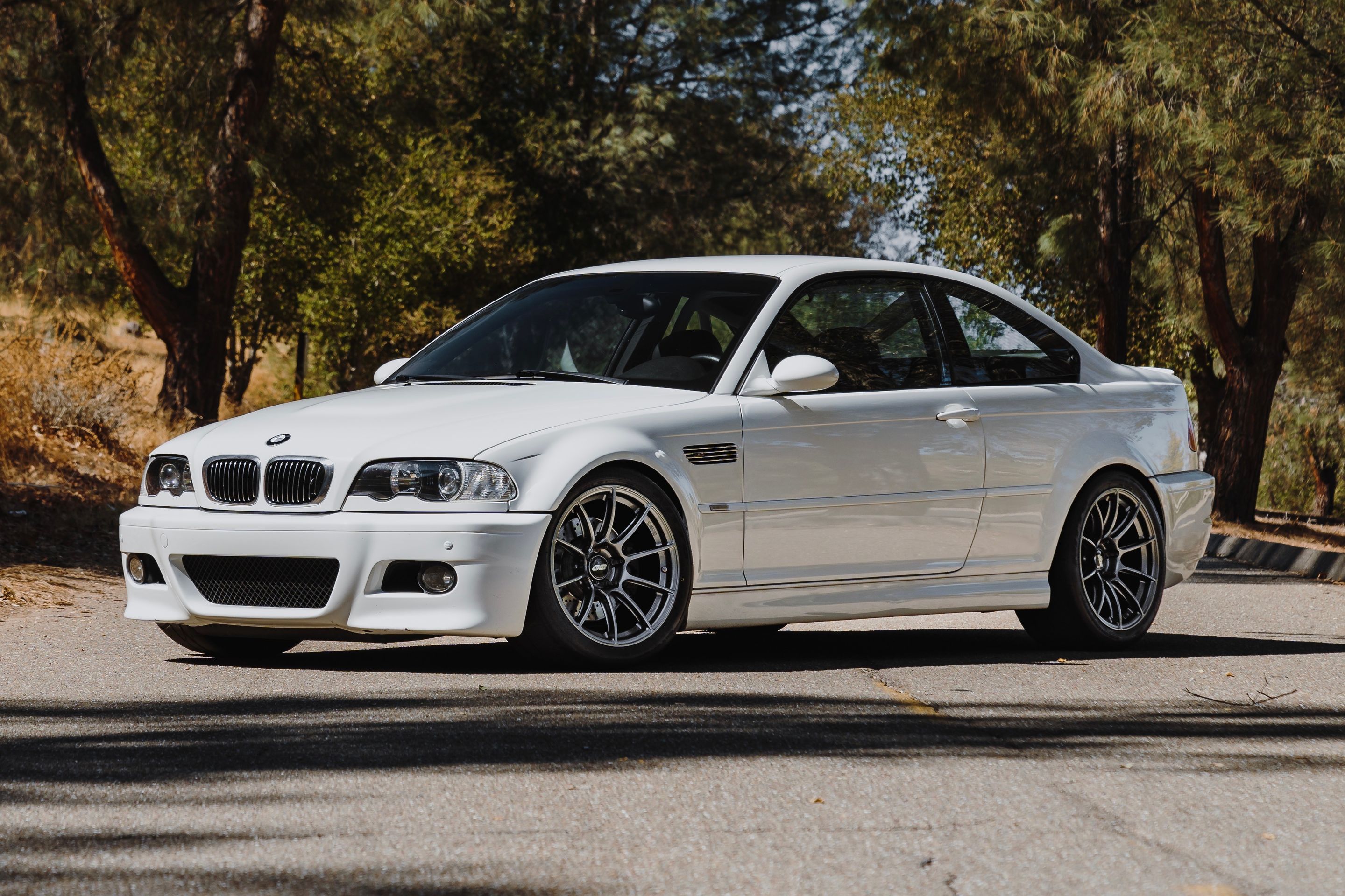 White BMW E46 M3 with 18" SM-10RS Apex wheels in Anthracite