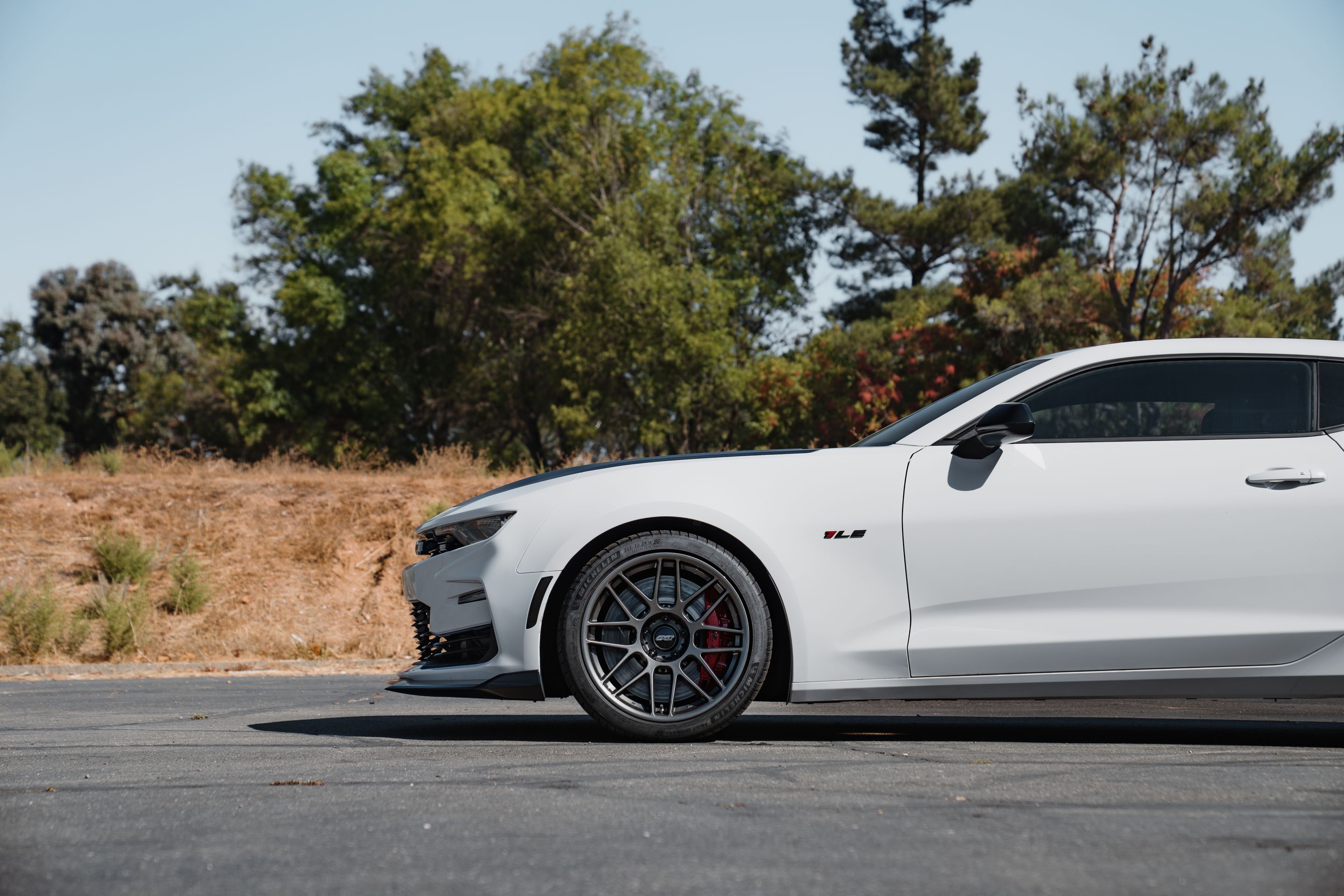 White Chevrolet 6th Gen Camaro SS 1LE with 19" ARC-8 Apex wheels in Anthracite