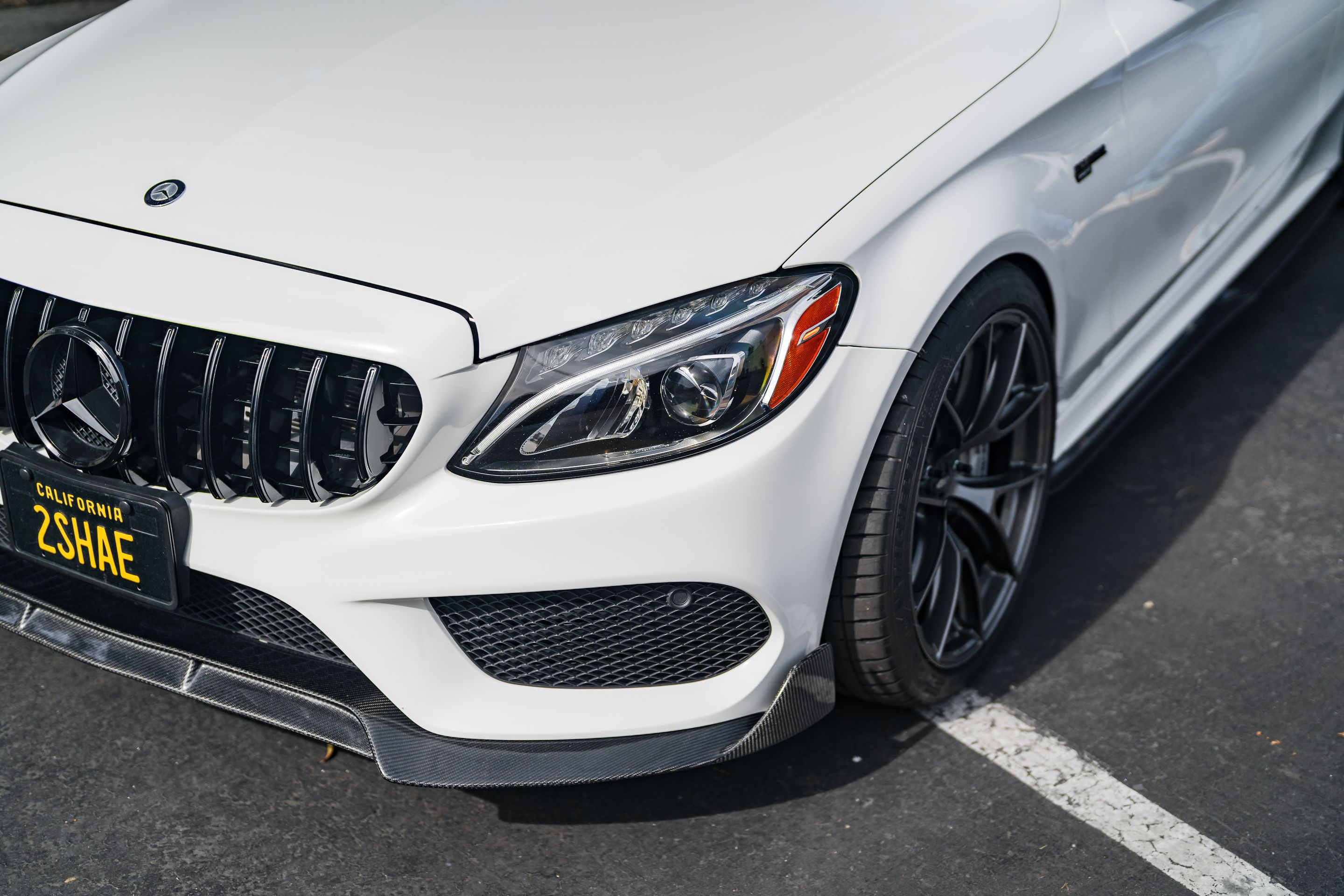 White Mercedes-Benz BR205 C-Class AMG with 19" VS-5RS Apex wheels in Anthracite