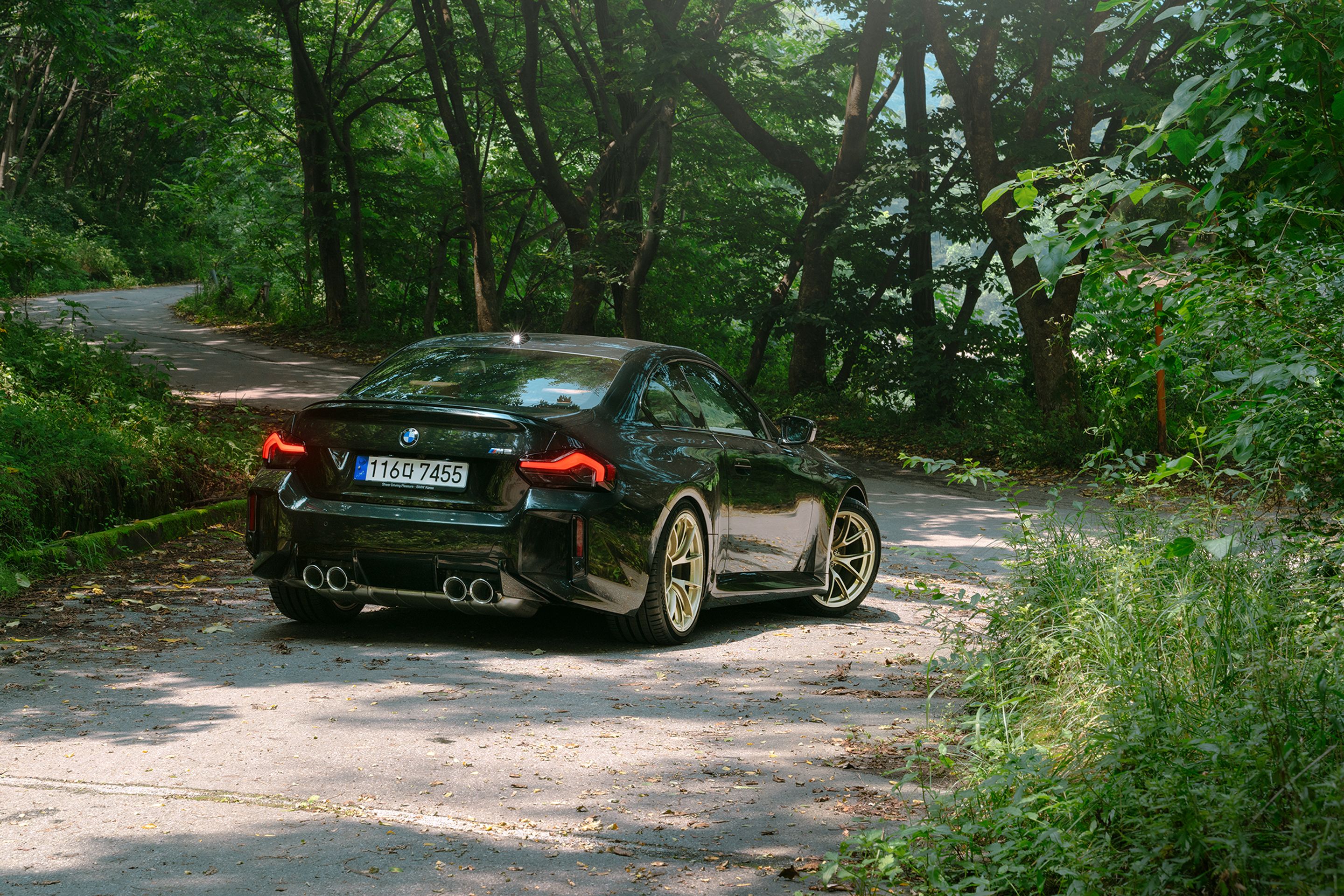 Black BMW G87 M2 with 19" VS-5RS Apex wheels in Motorsport Gold
