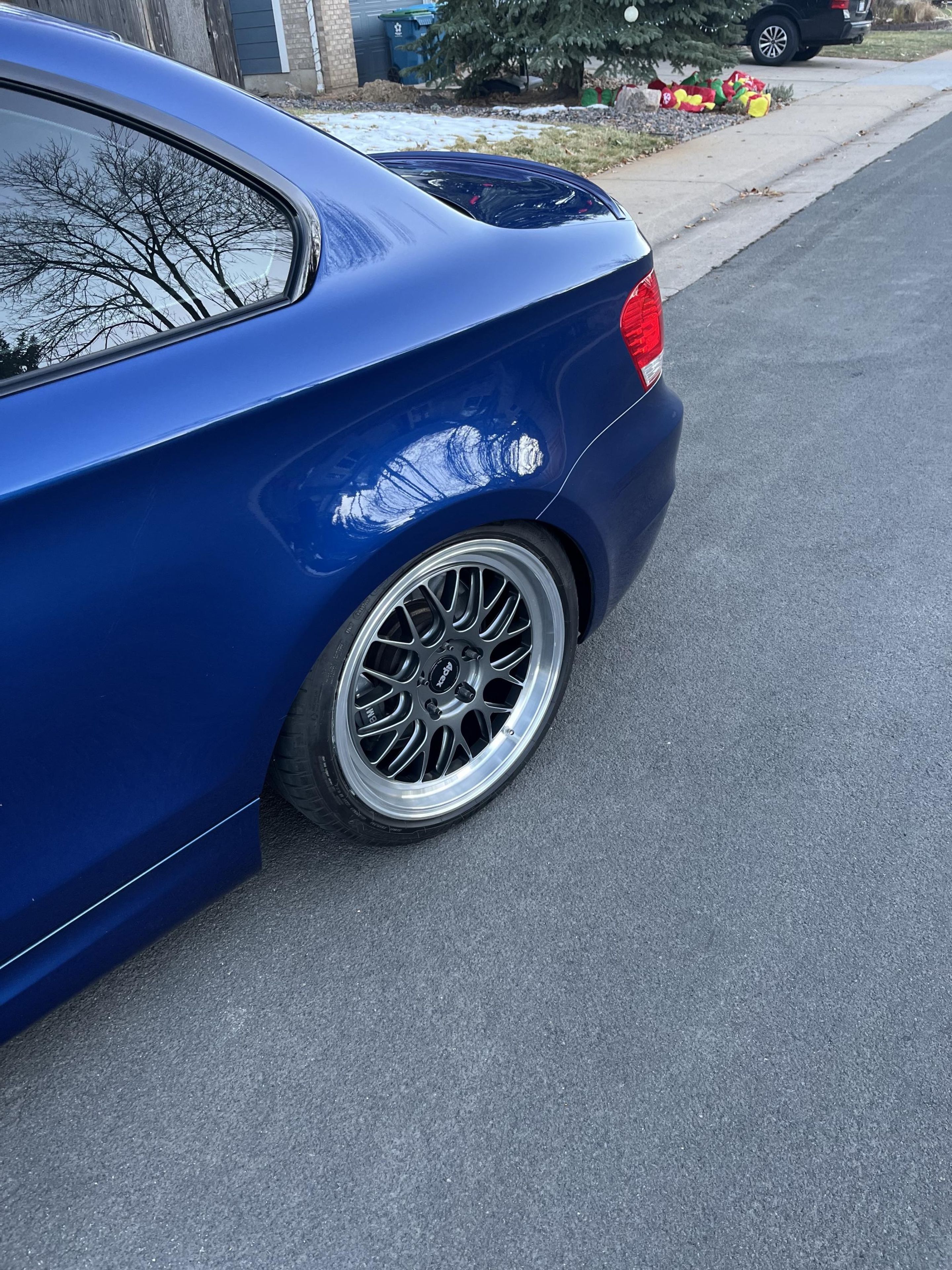 Blue BMW E82 Coupe 1 Series with 18" ML-10RT Apex wheels in Machined Lip Anthracite