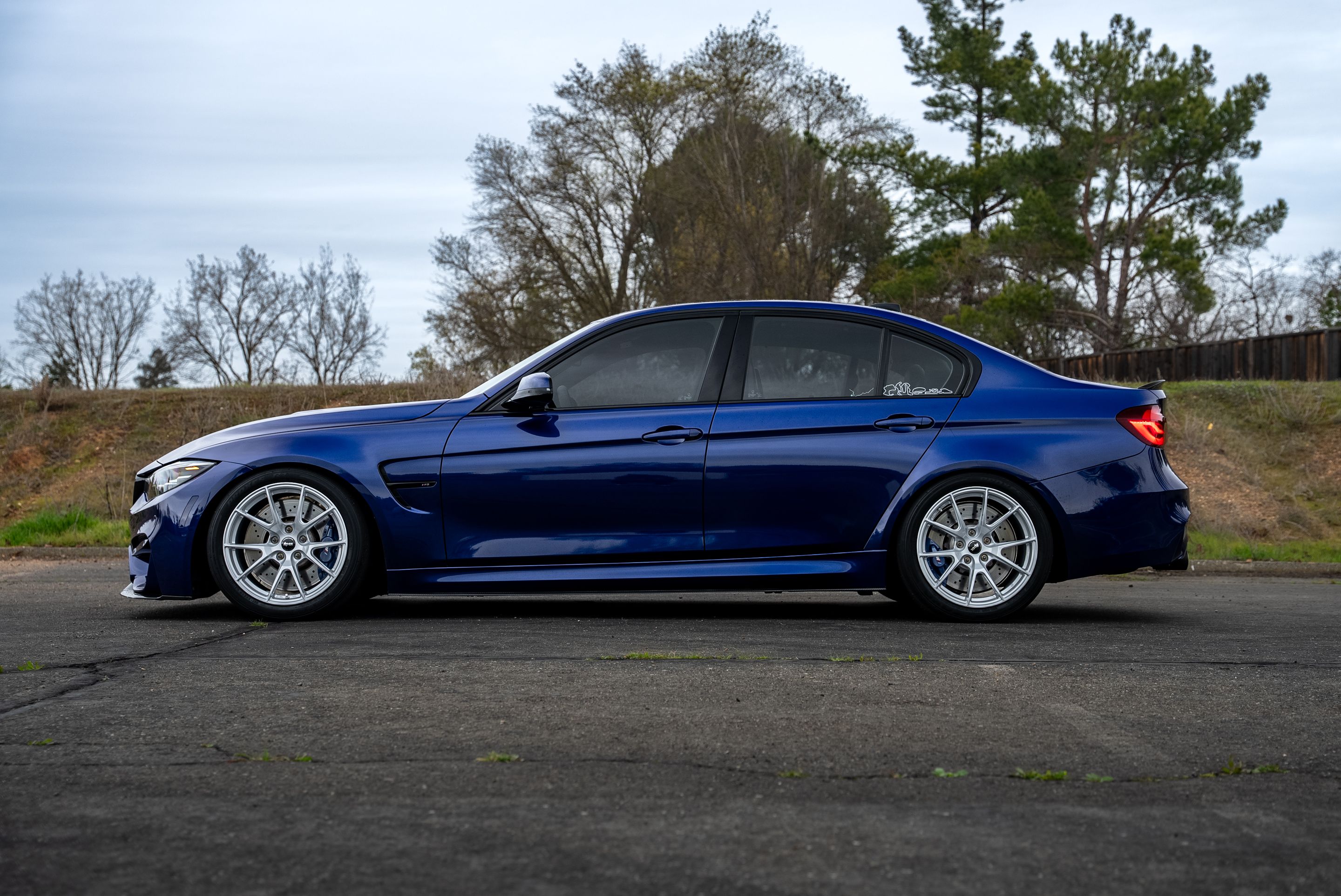 Blue BMW F80 M3 with 18" VS-5 Apex wheels in Race Silver