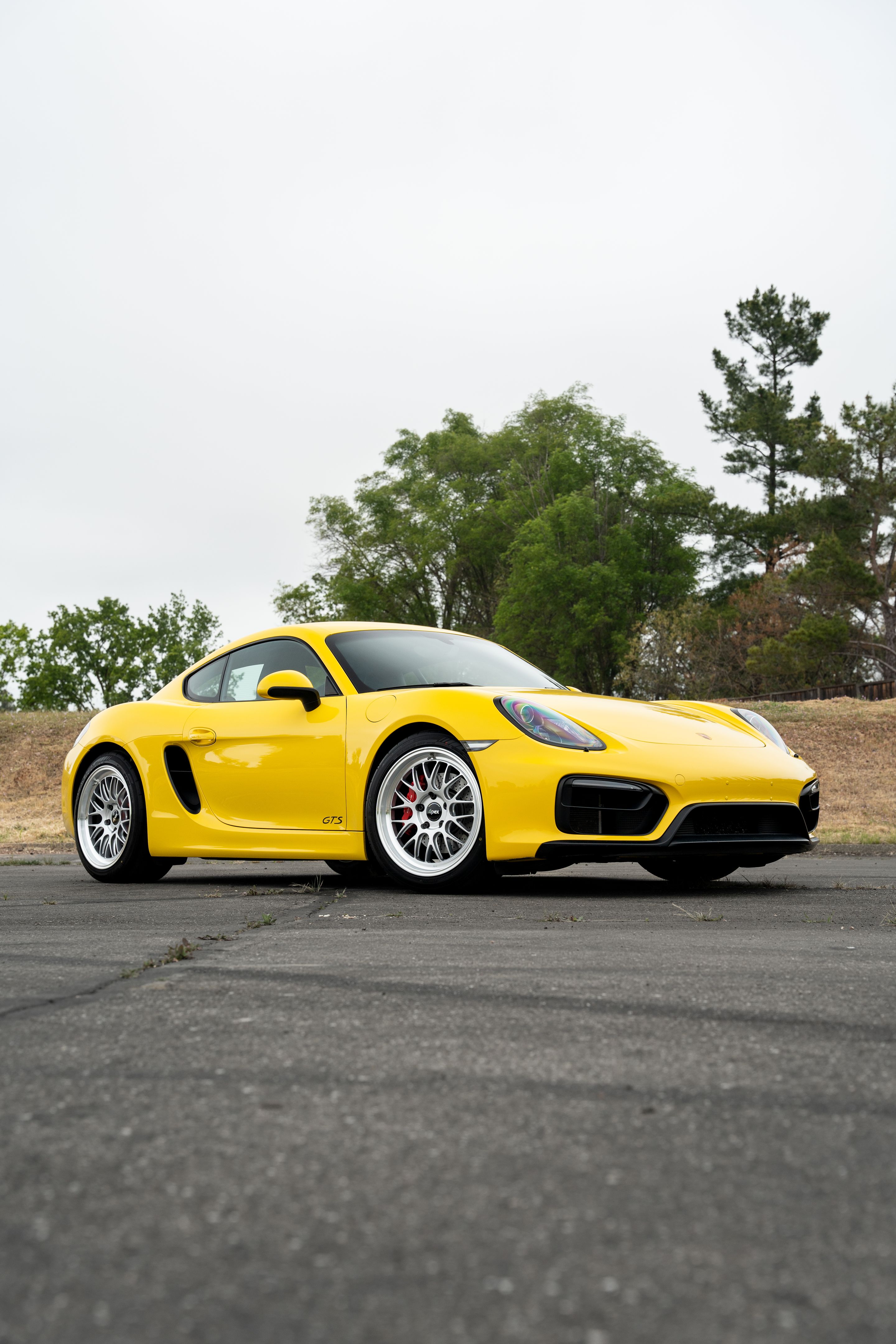 Yellow Porsche 981 Cayman GTS with 19" ML-10RT Apex wheels in Machined Lip Race Silver