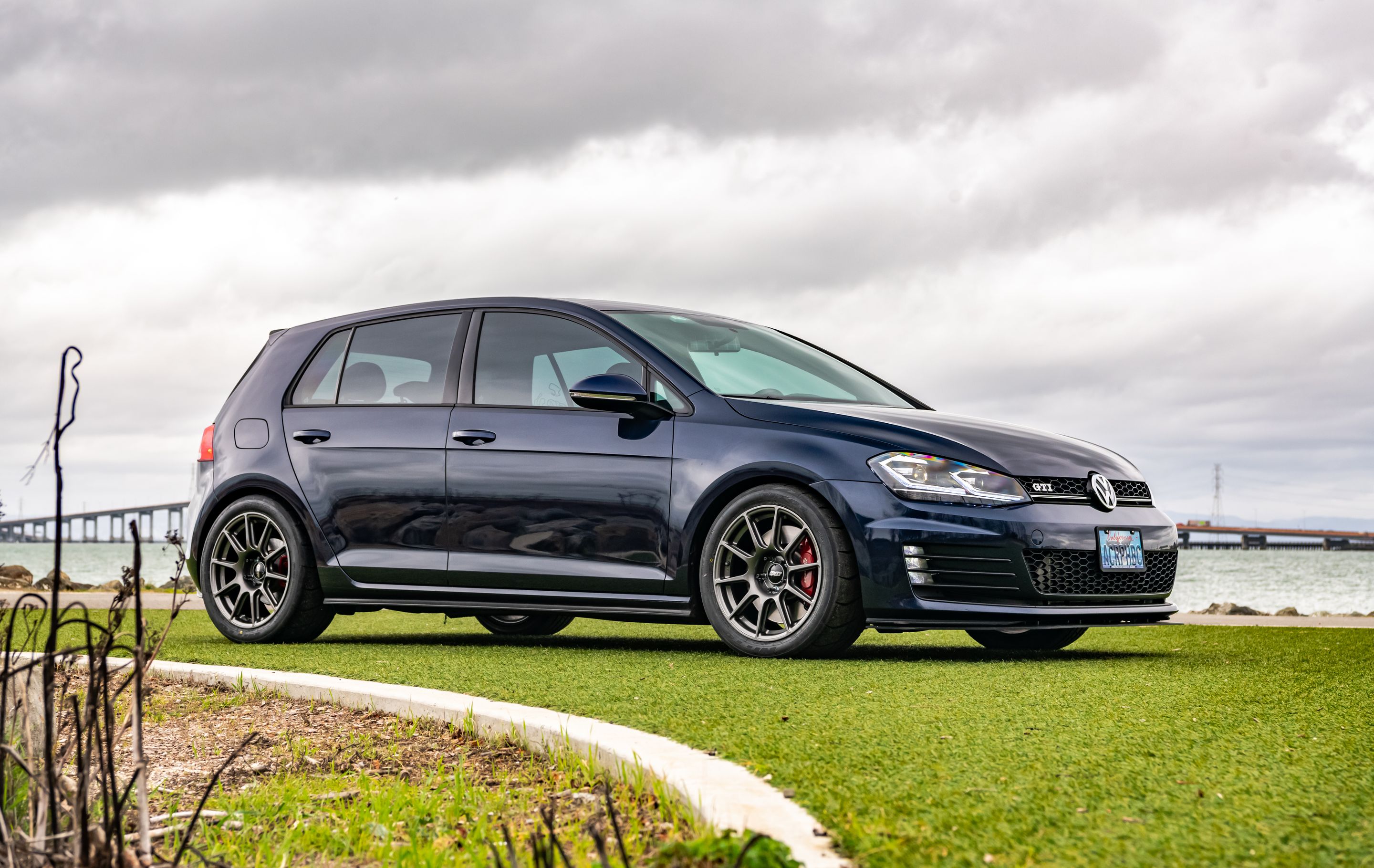 Blue VW MK7 GTI with 17" SM-10 Apex wheels in Anthracite