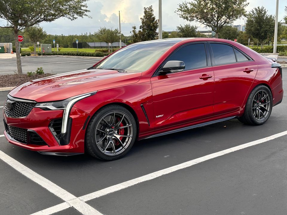 Red Cadillac CT4-V Blackwing with 18" VS-5RS Apex wheels in Anthracite