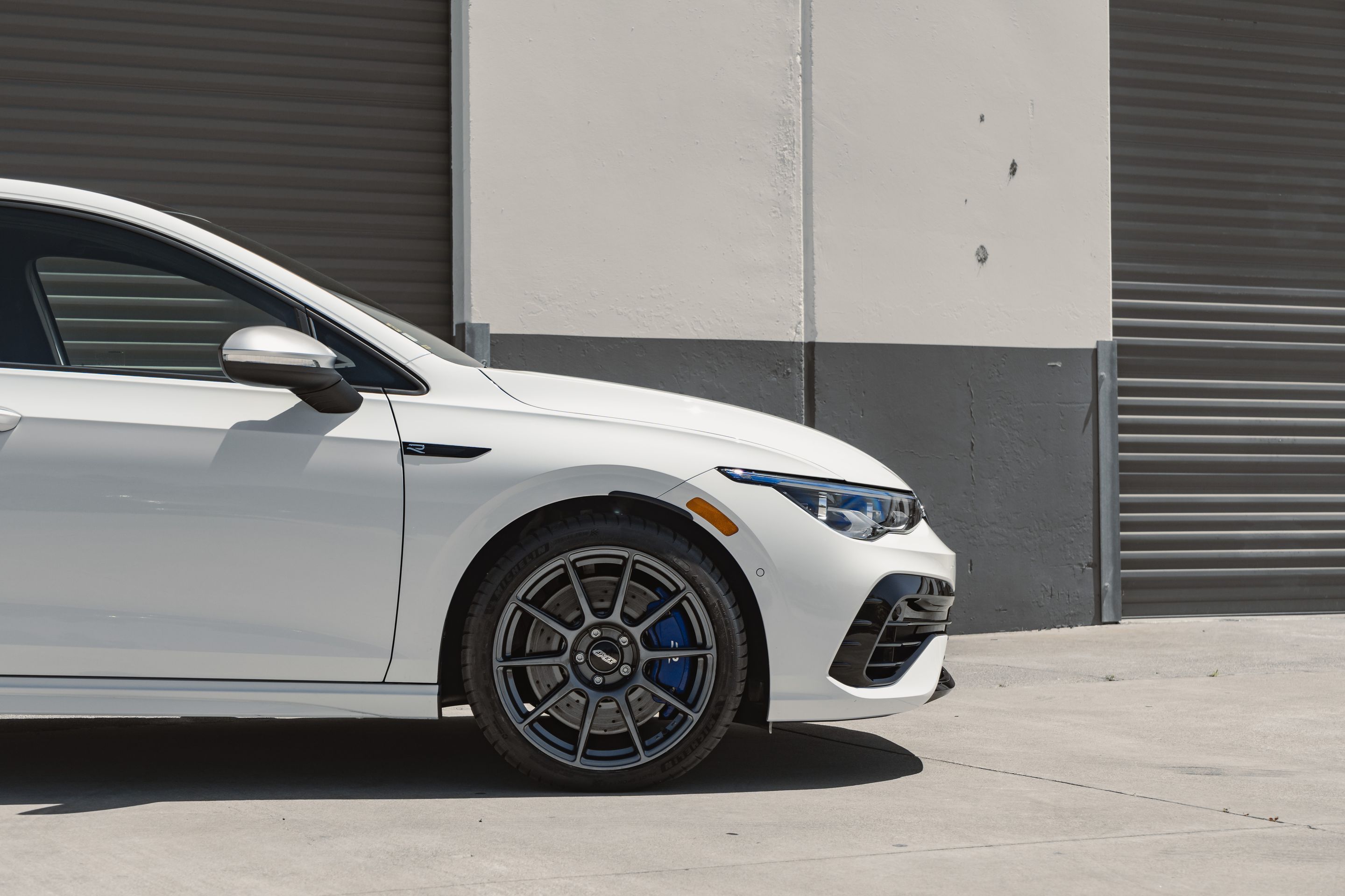 White VW MK8 Golf R with 18" SM-10 Apex wheels in Anthracite