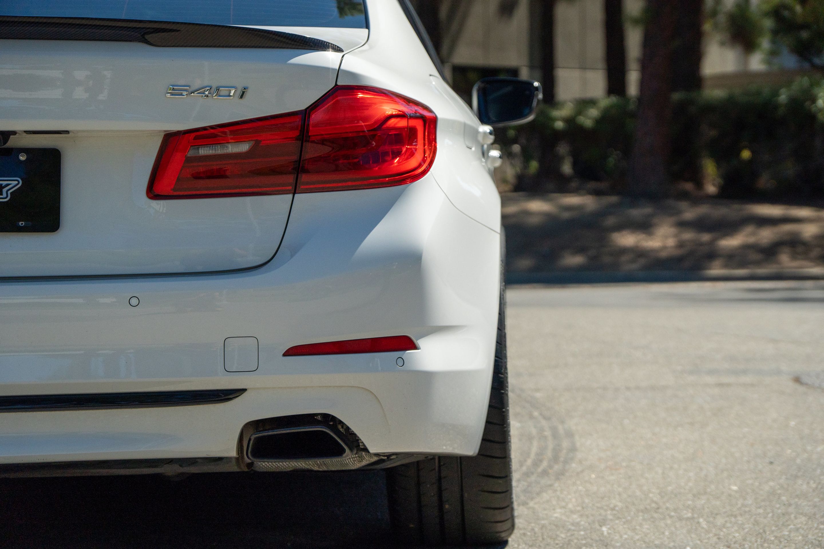 White BMW G30 Sedan 5 Series with 19" VS-5RS Apex wheels in Satin Bronze
