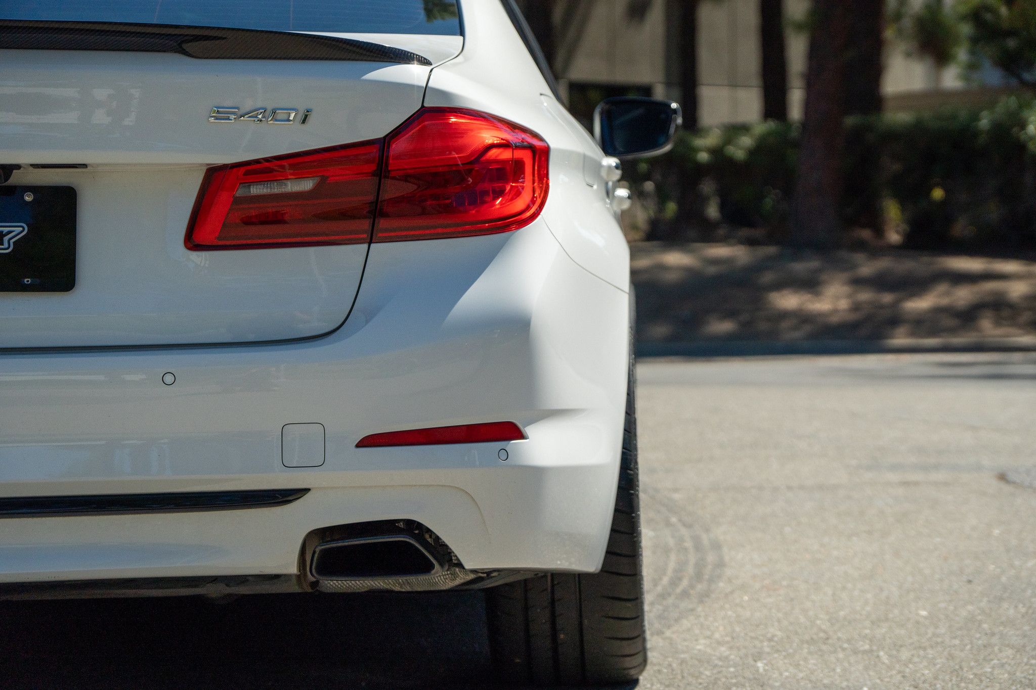 White BMW G30 Sedan 5 Series with 19" VS-5RS Apex wheels in Satin Bronze