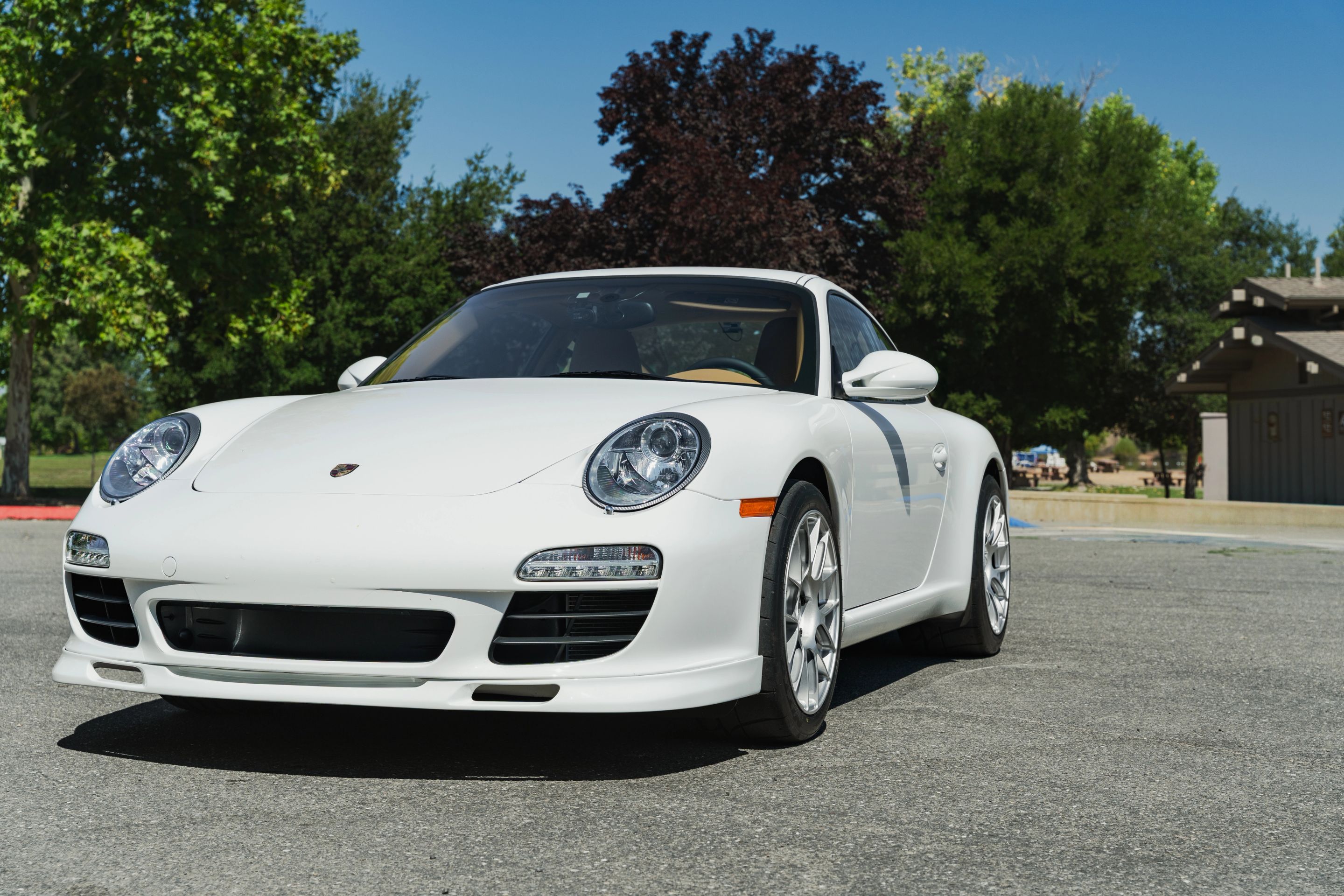 White Porsche 911 997 Carrera with 18" EC-7RS Apex wheels in Race Silver