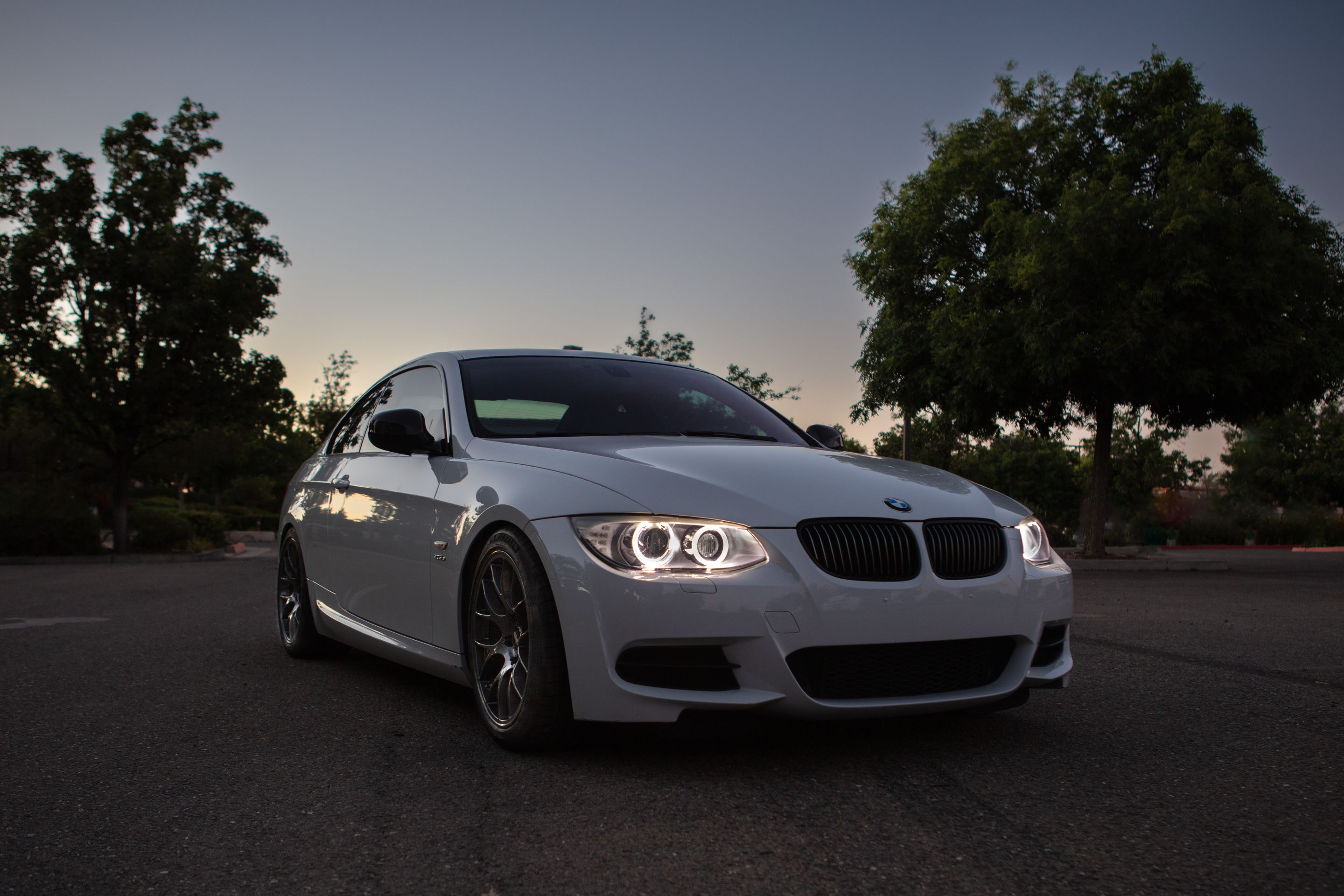 White BMW E92 Coupe 3 Series with 18" EC-7 Apex wheels in Anthracite