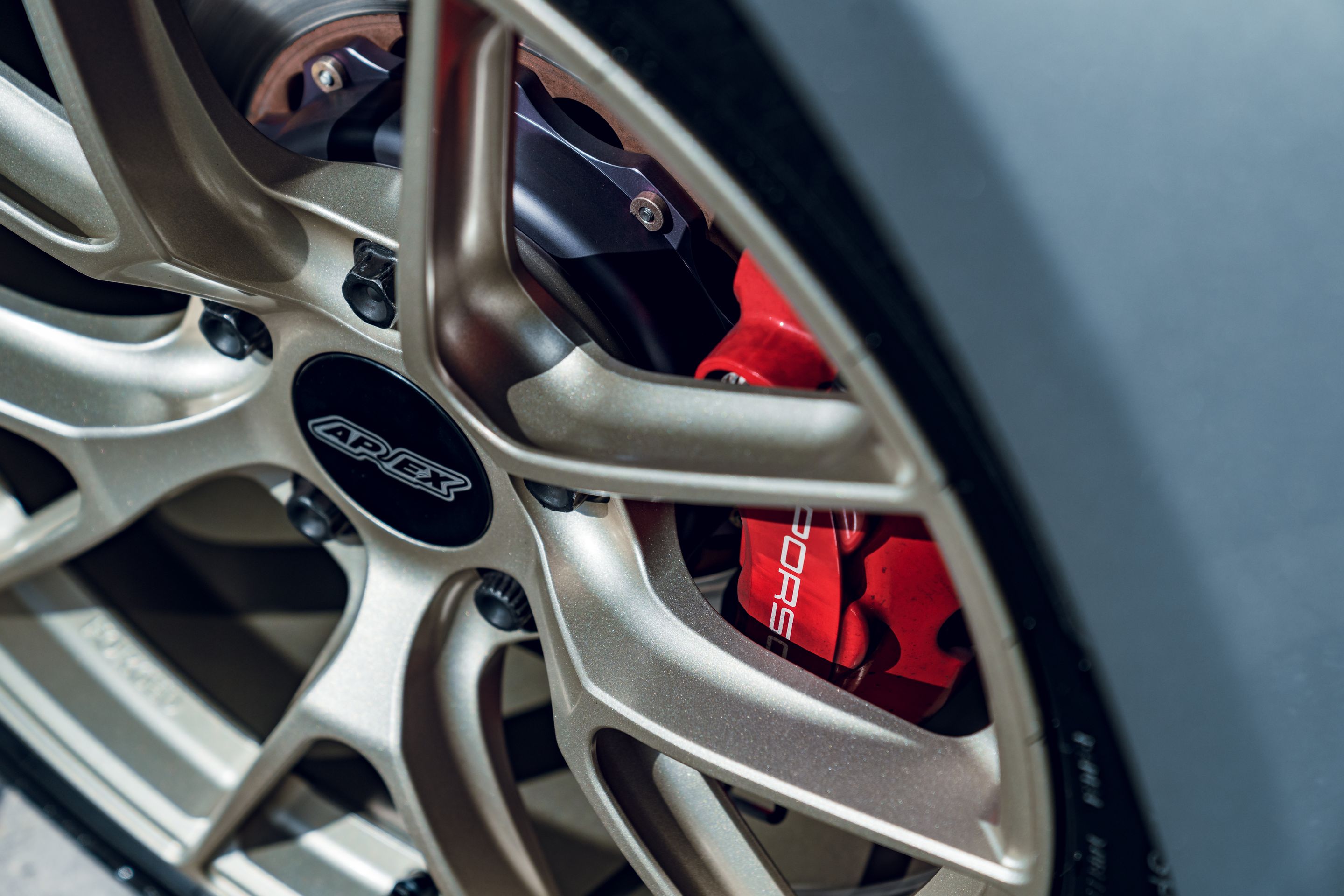 Silver Porsche 911 992.1 Carrera S with 19"/20" VS-5RS Apex wheels in Motorsport Gold