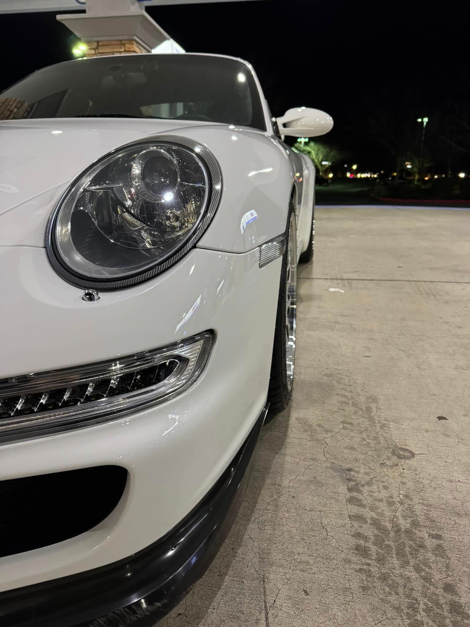 White Porsche 911 997 Carrera S with 19" ML-10RT Apex wheels in Machined Lip Race Silver