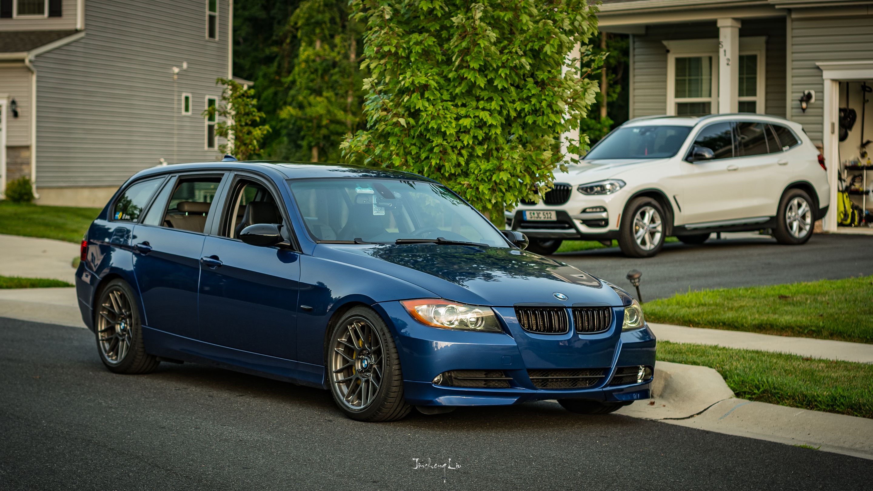 Blue BMW E91 Wagon 3 Series with 18" ARC-8 Apex wheels in Anthracite