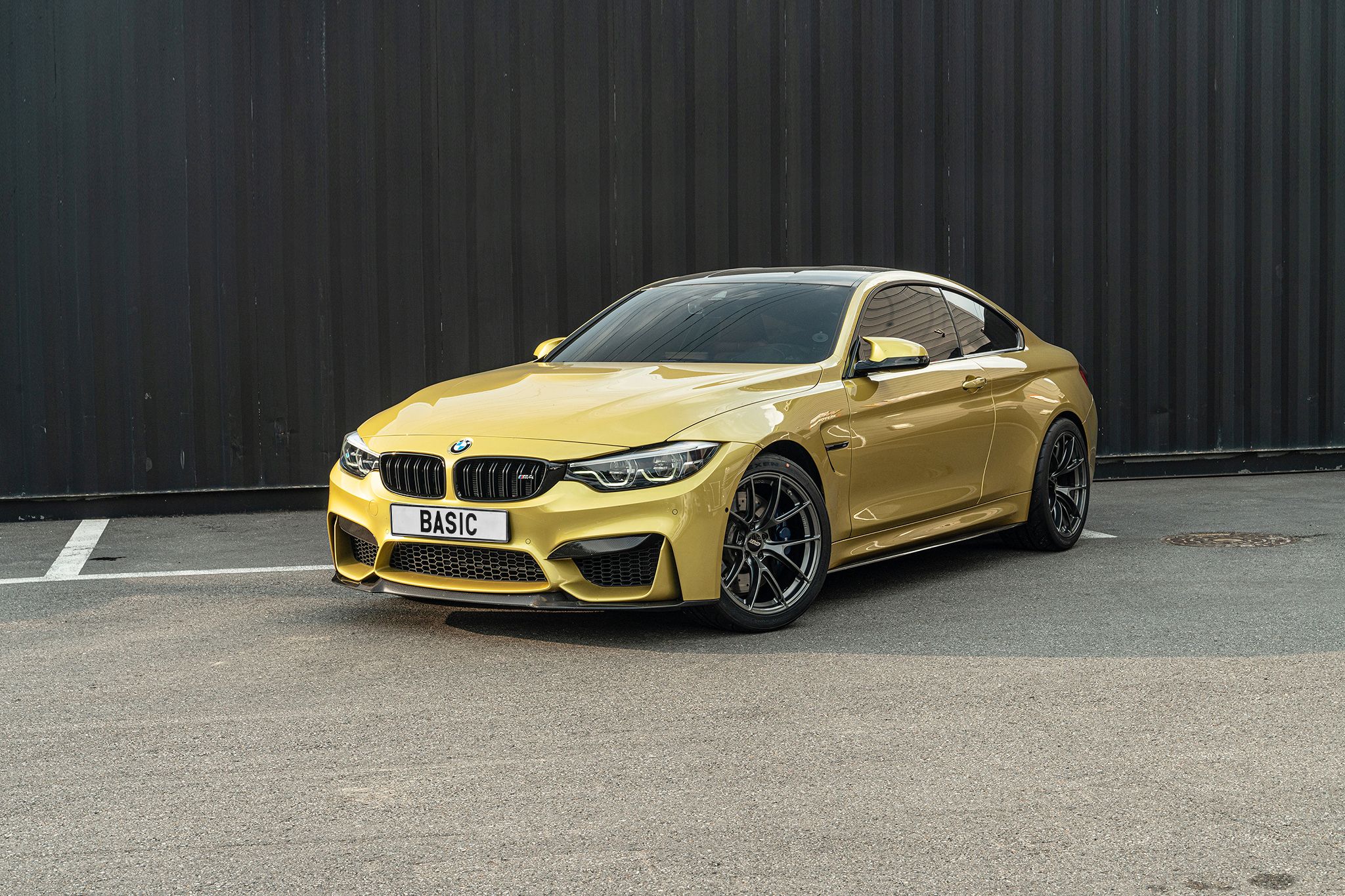 Yellow BMW F82 Coupe M4 with 19" VS-5RS Apex wheels in Anthracite