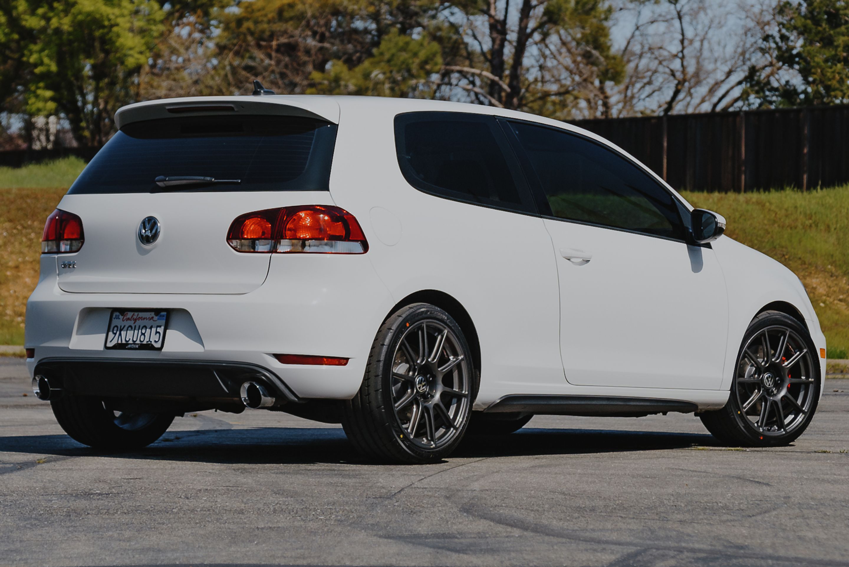 White VW MK6 GTI with 18" SM-10 Apex wheels in Anthracite