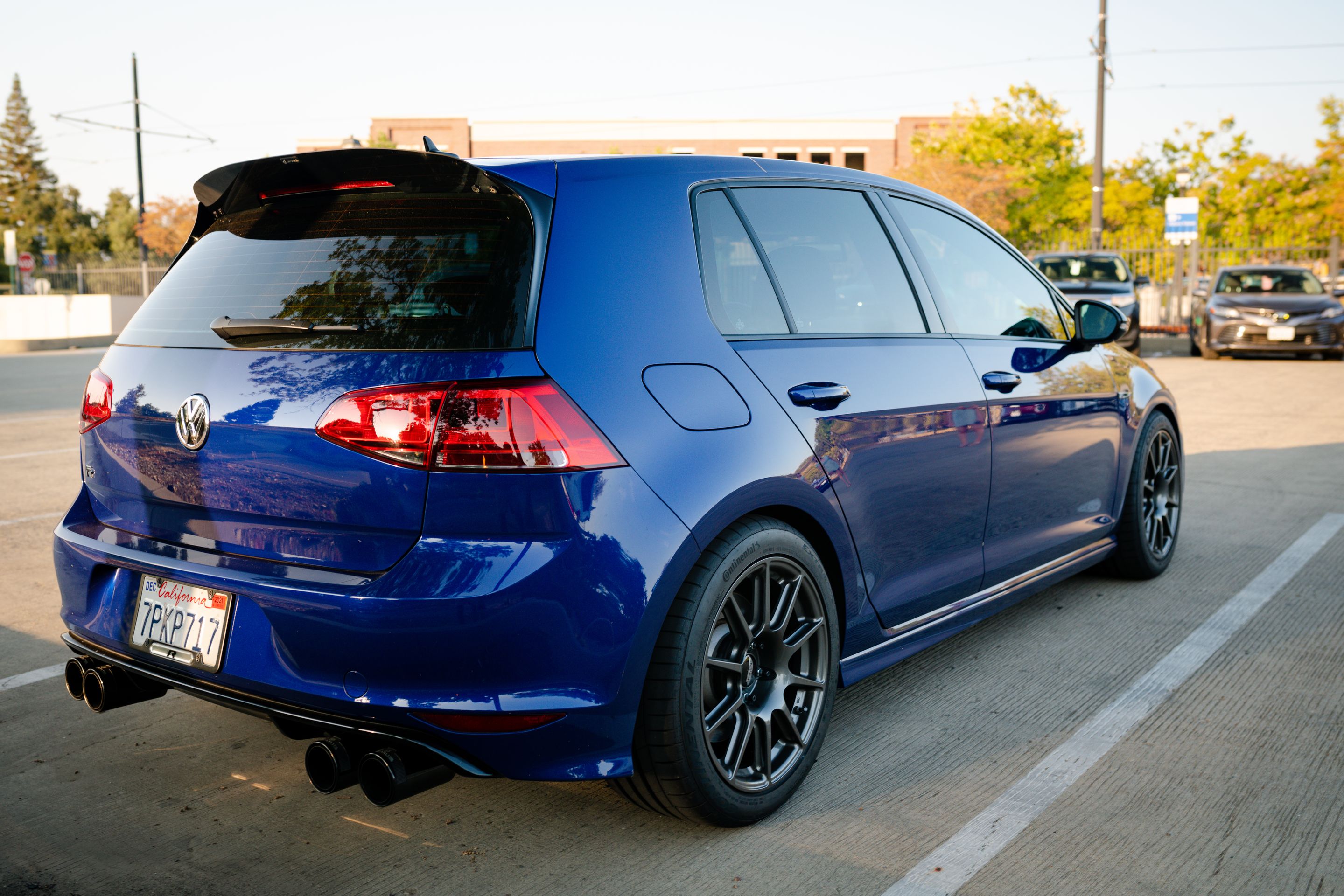 Blue VW MK7 Golf R with 17" SM-10 Apex wheels in Anthracite