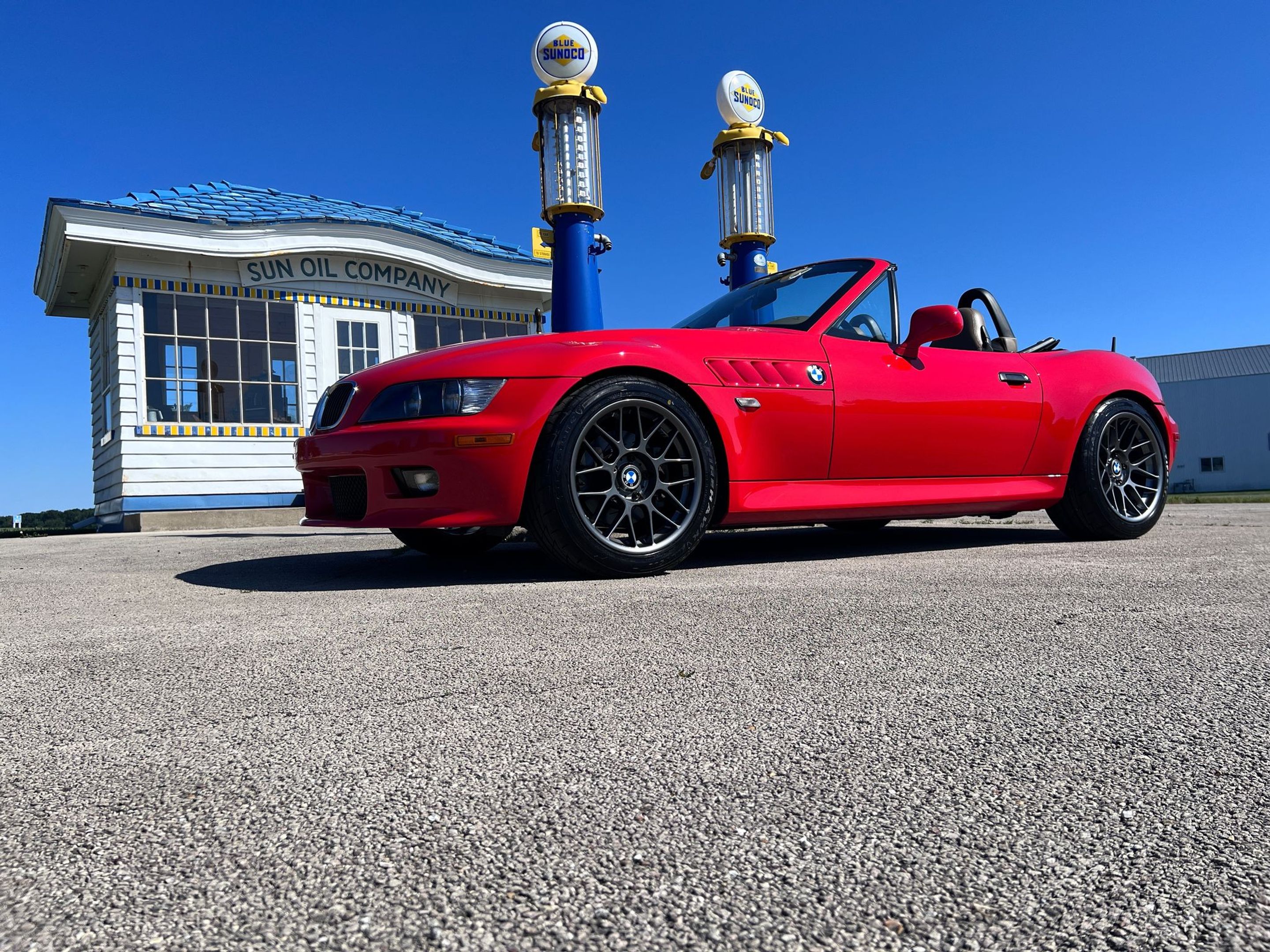 Red BMW E36/7 Roadster Z3 with 17" ARC-8 Apex wheels in Anthracite
