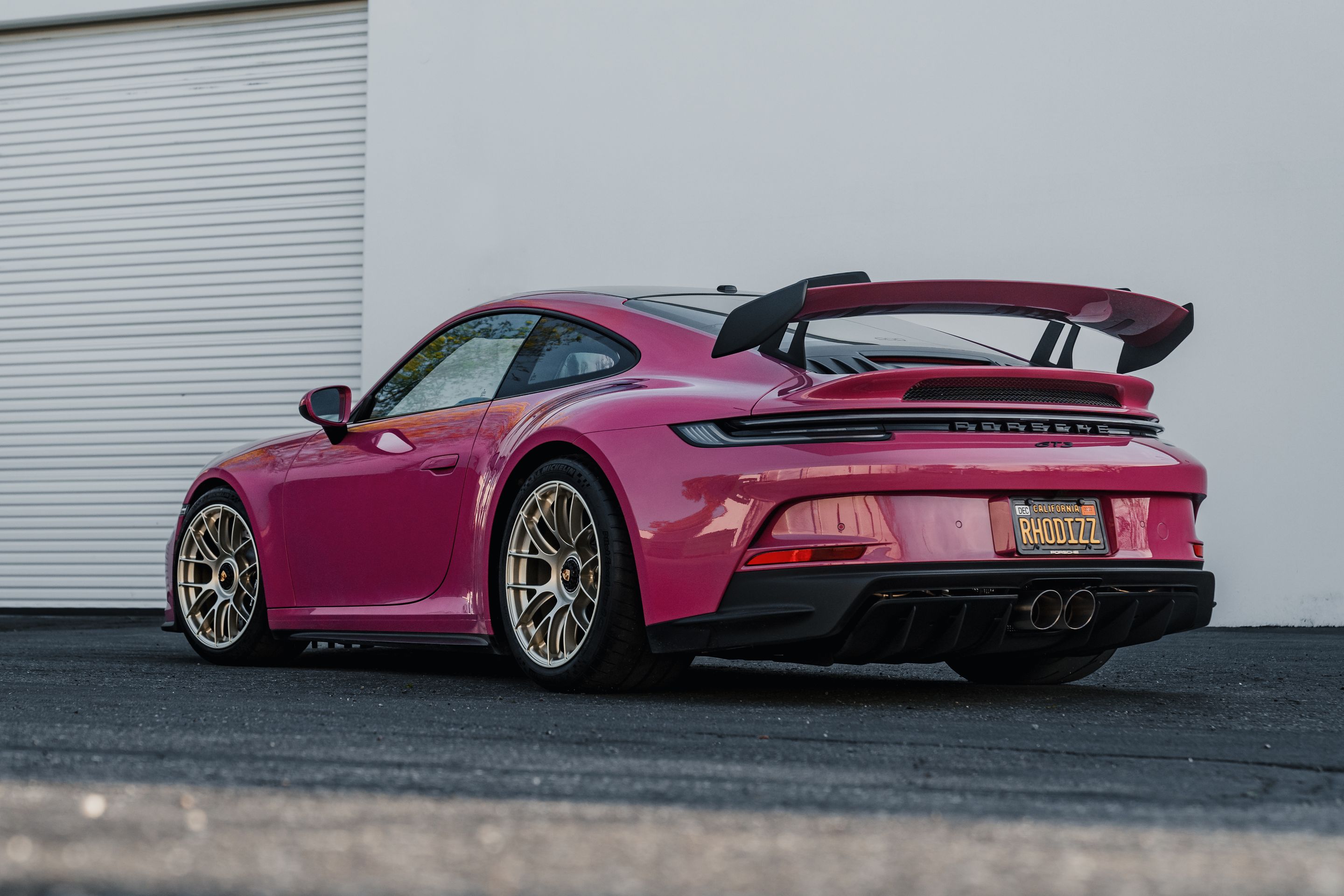 Pink Porsche 911 992.1 GT3 with 19" EC-7RS Apex wheels in Motorsport Gold