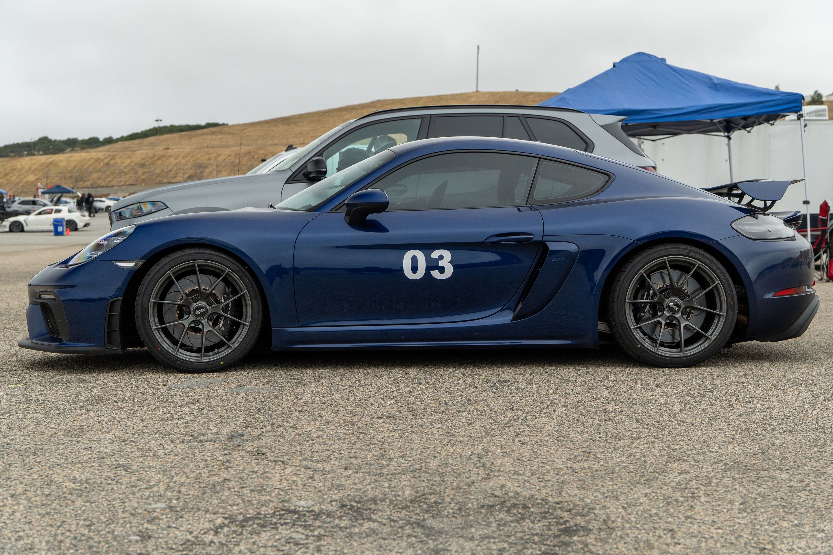 Blue Porsche 718 Cayman GT4 with 19" VS-5RS Apex wheels in Anthracite
