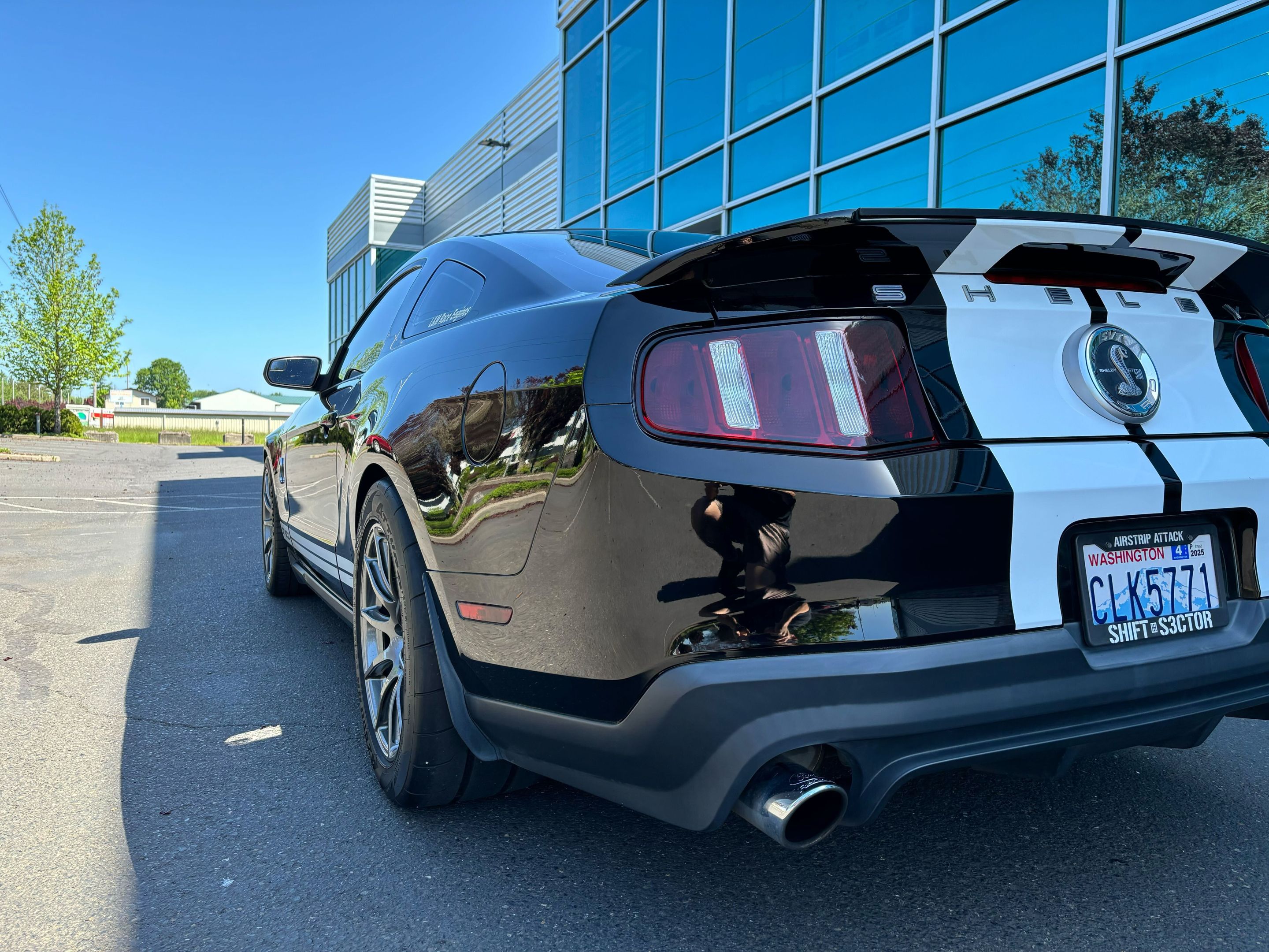 Black Ford S197 Mustang GT500 with 19"/18" SM-10 Apex wheels in Anthracite