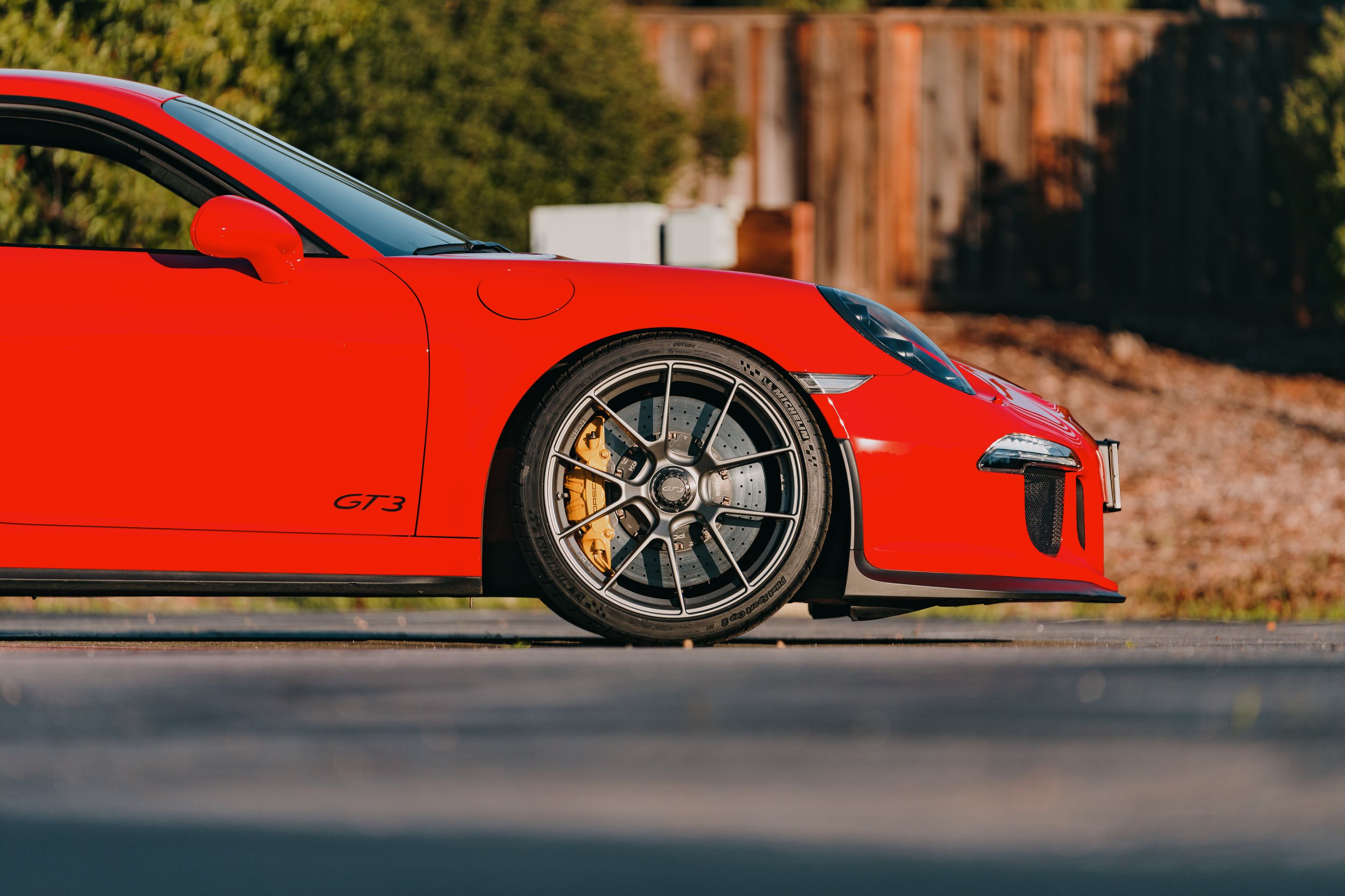 Red Porsche 911 991.1 GT3 with 20" VS-5RS Apex wheels in Anthracite