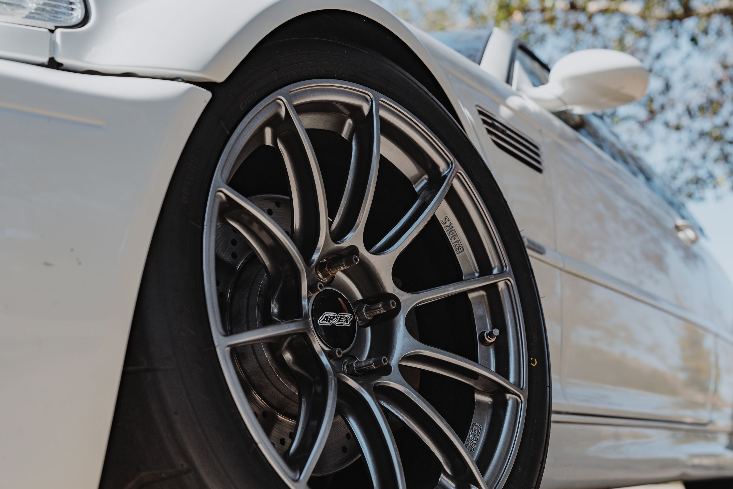 White BMW E46 M3 with 18" SM-10RS Apex wheels in Anthracite
