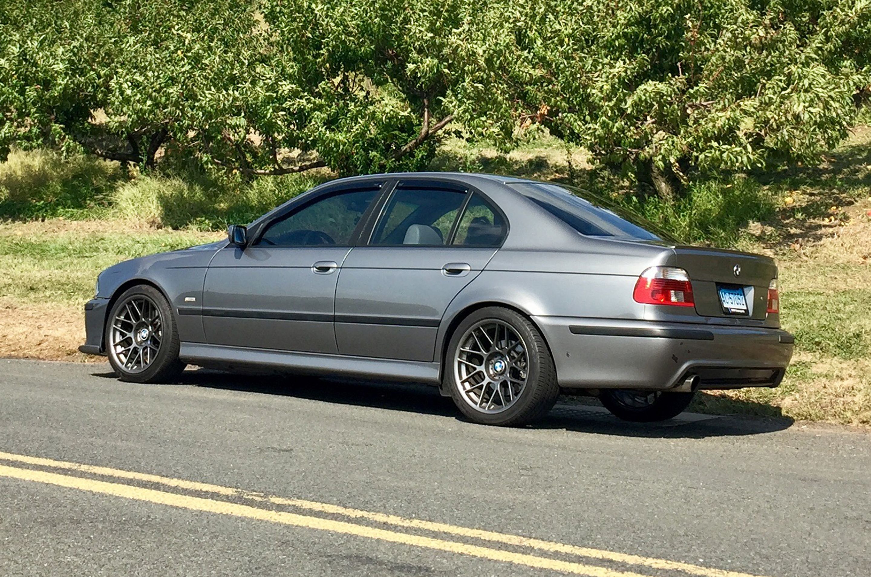 Silver BMW E39 5 Series with 18" ARC-8 Apex wheels in Anthracite