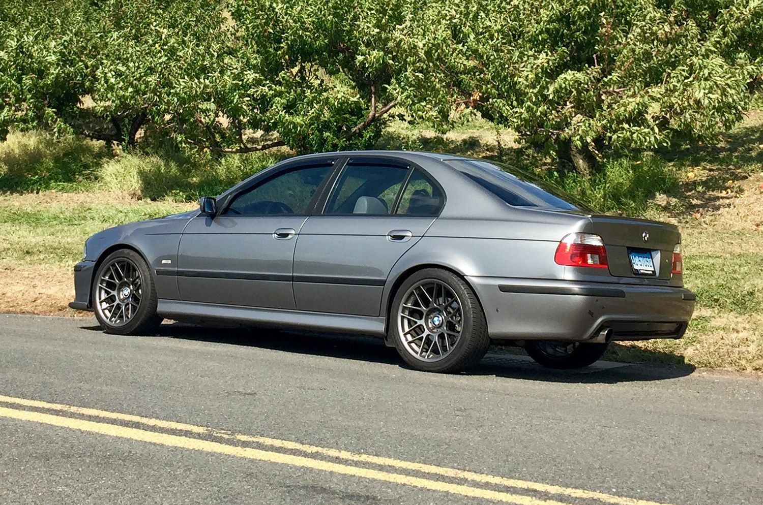 Silver BMW E39 5 Series with 18" ARC-8 Apex wheels in Anthracite