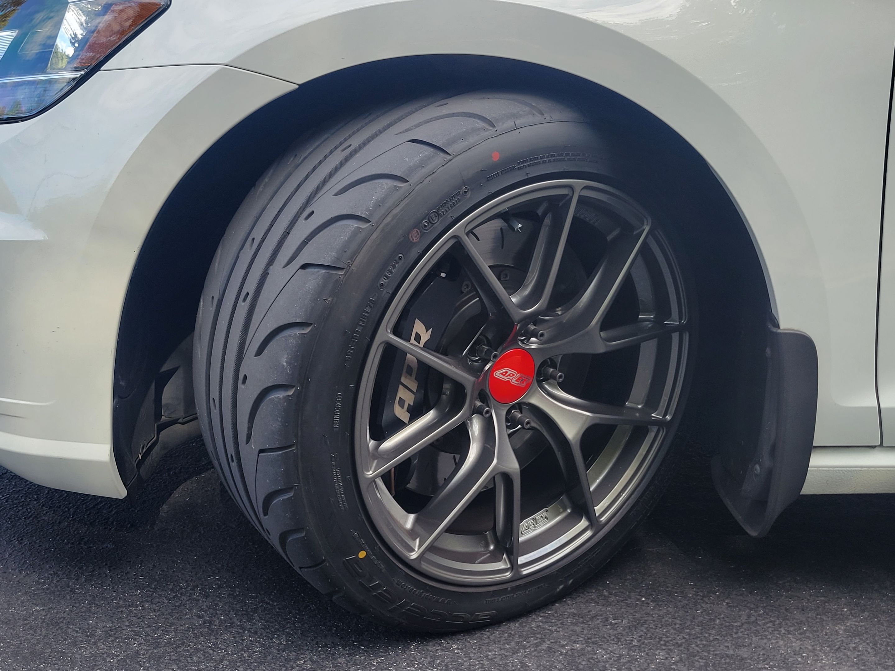 White VW MK7 Alltrack/SportWagen Golf SportWagen with 17" VS-5RS Apex wheels in Anthracite