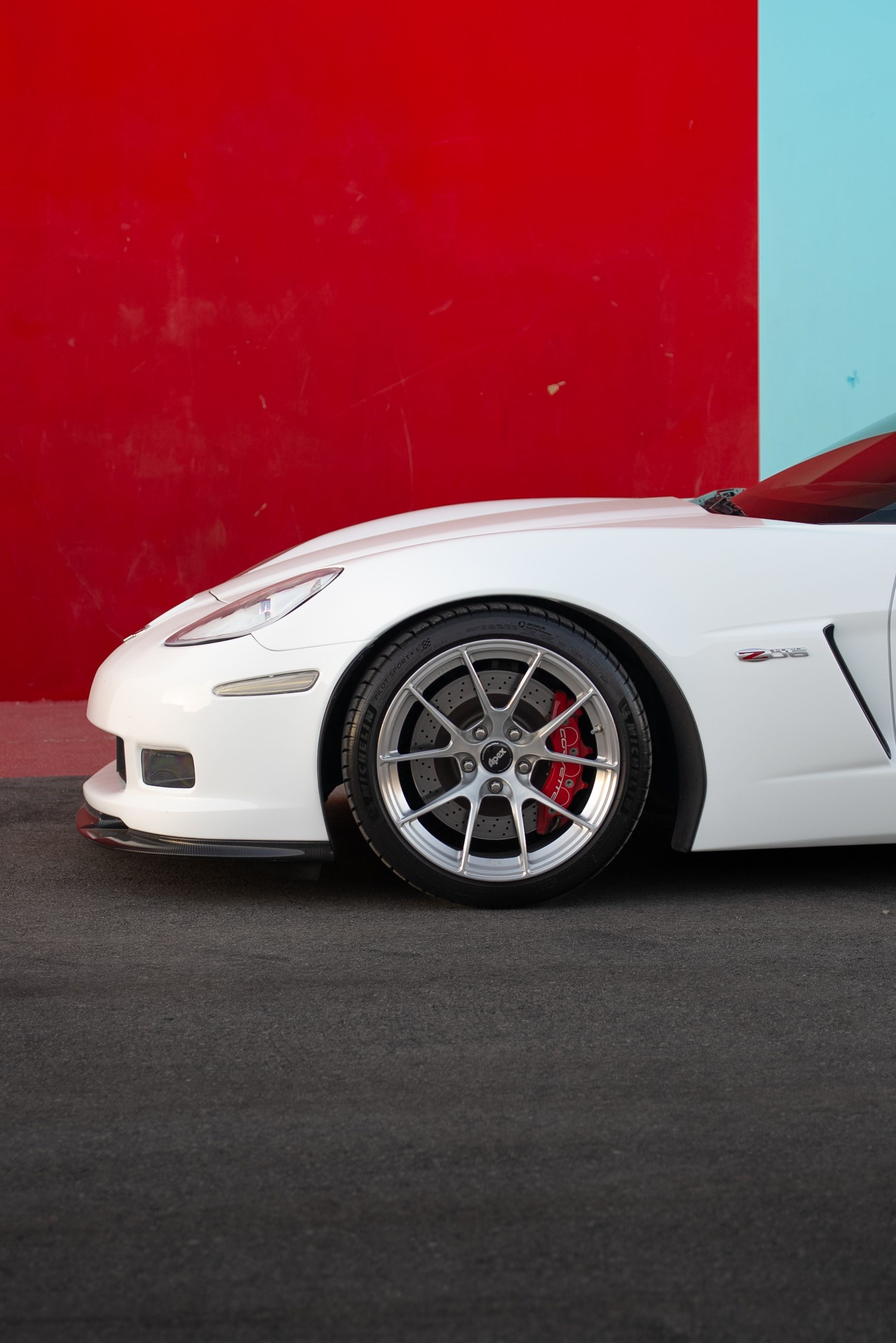 White Chevrolet C6 Corvette Z06 with 18"/19" VS-5RS Apex wheels in Brushed Clear