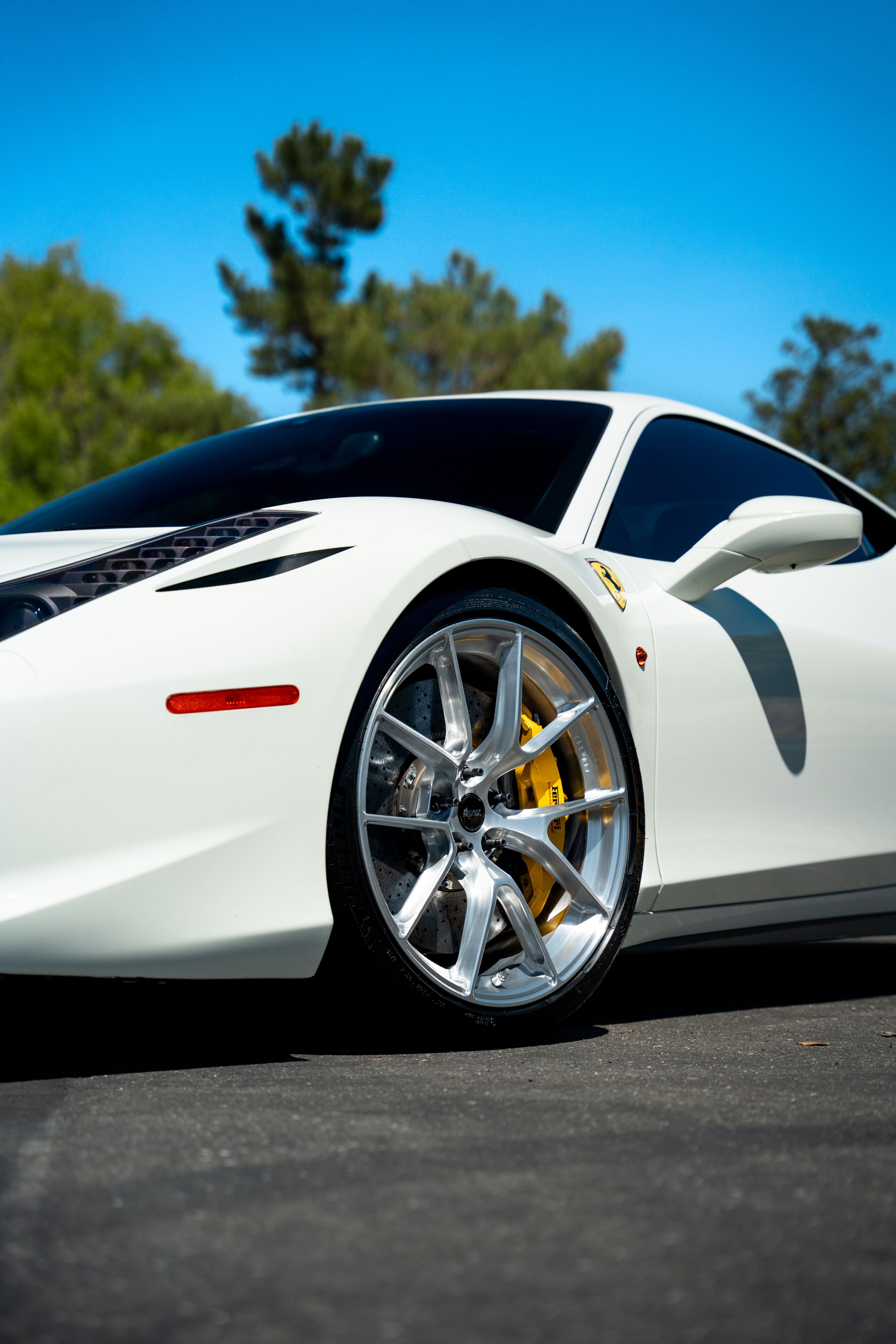 White Ferrari 458 Italia with 20" VS-5RS Apex wheels in Brushed Clear
