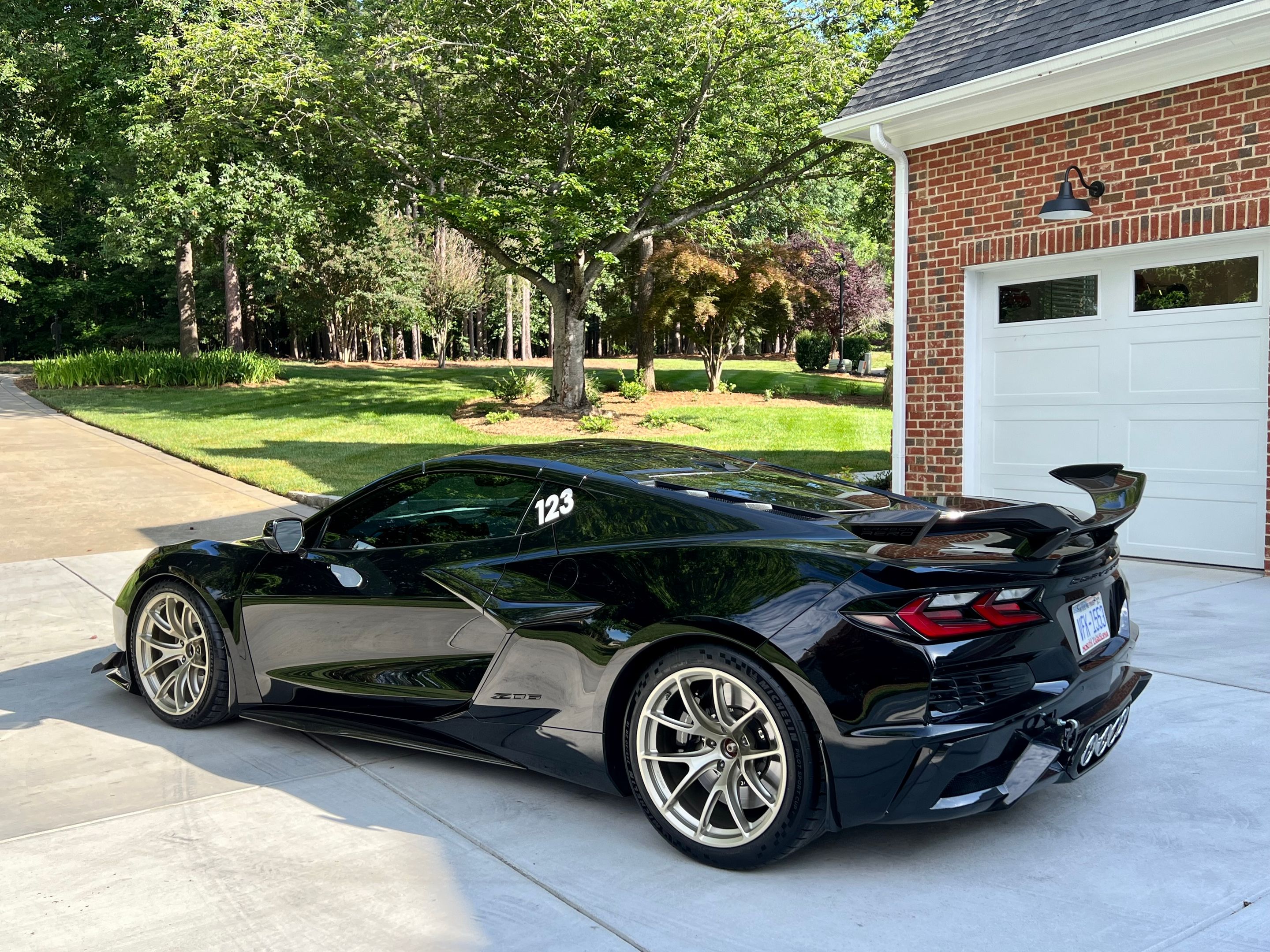 Black Chevrolet C8 Corvette Z06 with 19" VS-5RE Apex wheels in Motorsport Gold