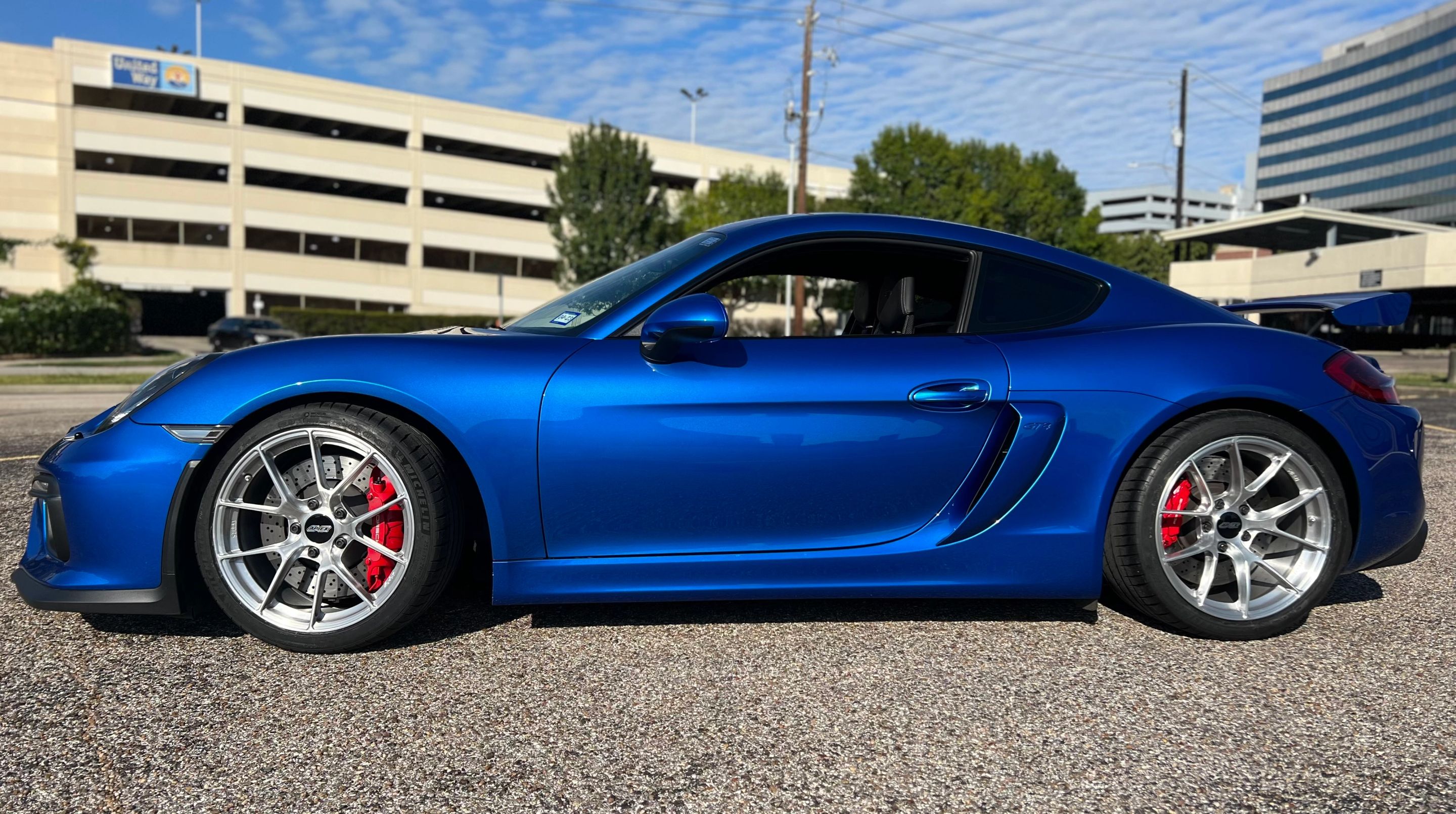 Blue Porsche 981 Cayman GT4 with 20" VS-5RS Apex wheels in Brushed Clear