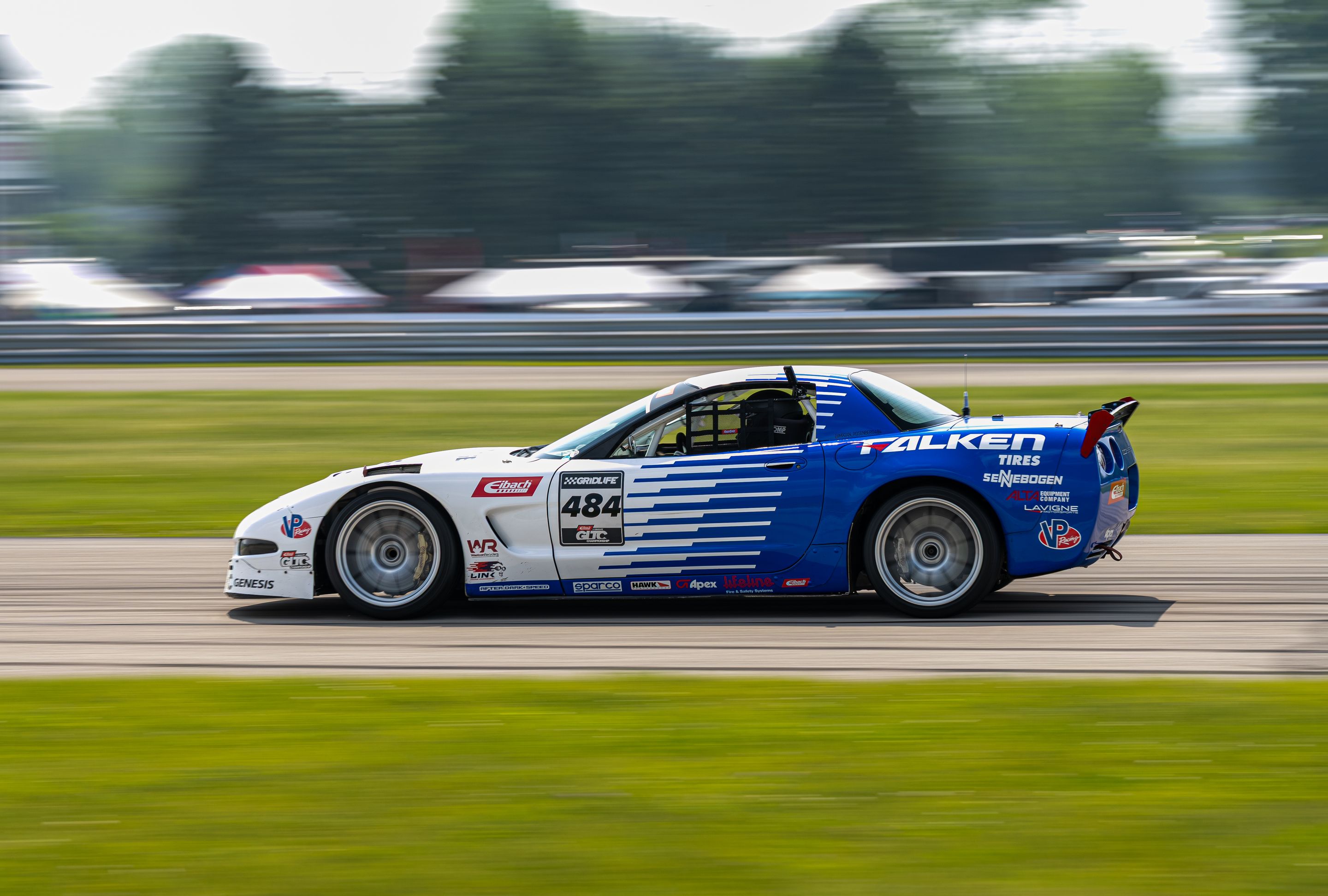 White Chevrolet C5 Corvette Z06 with 19" SM-10RS Apex wheels in Brushed Clear