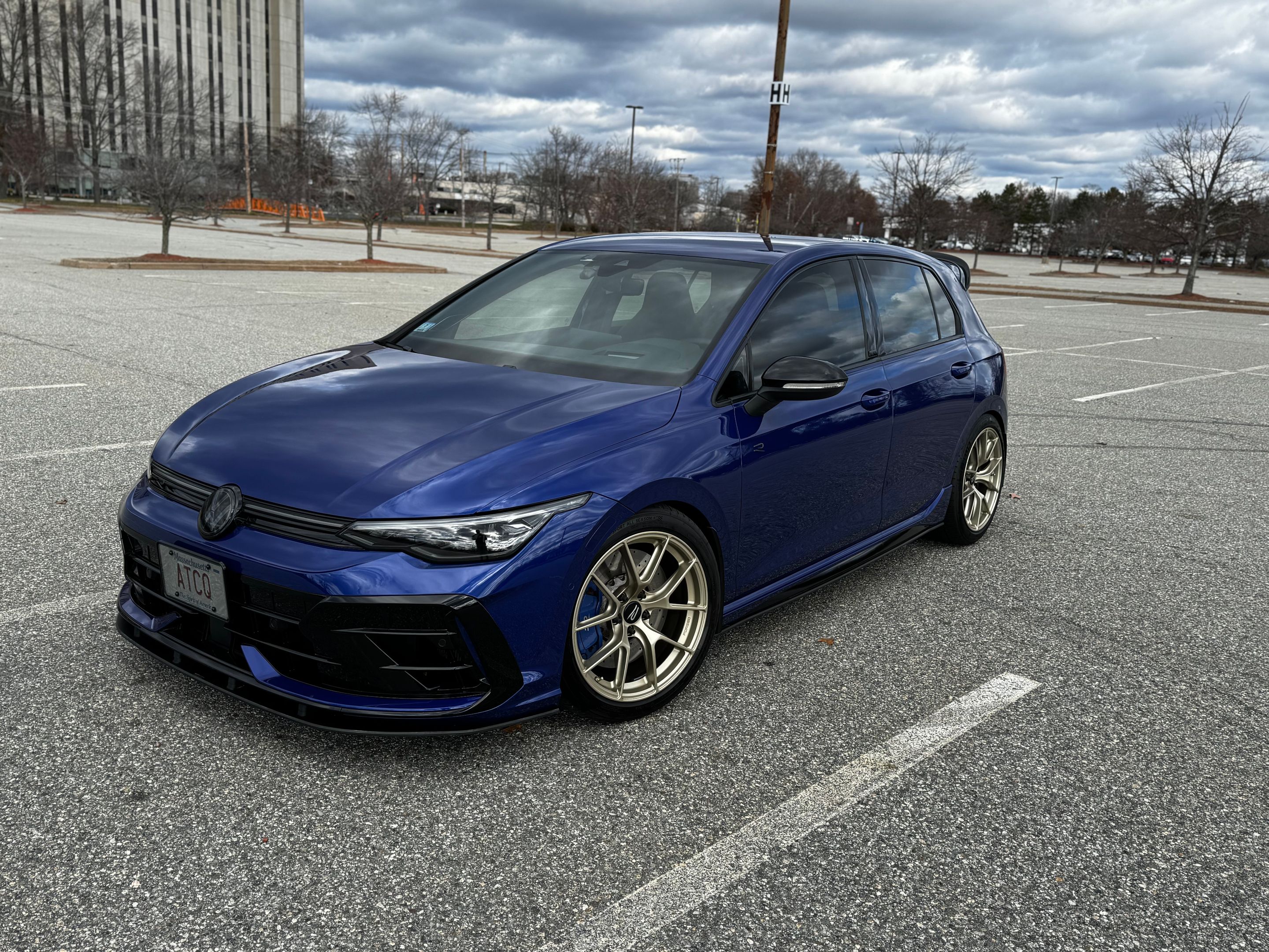 Blue VW MK8 Golf R with 18" VS-5RS Apex wheels in Motorsport Gold