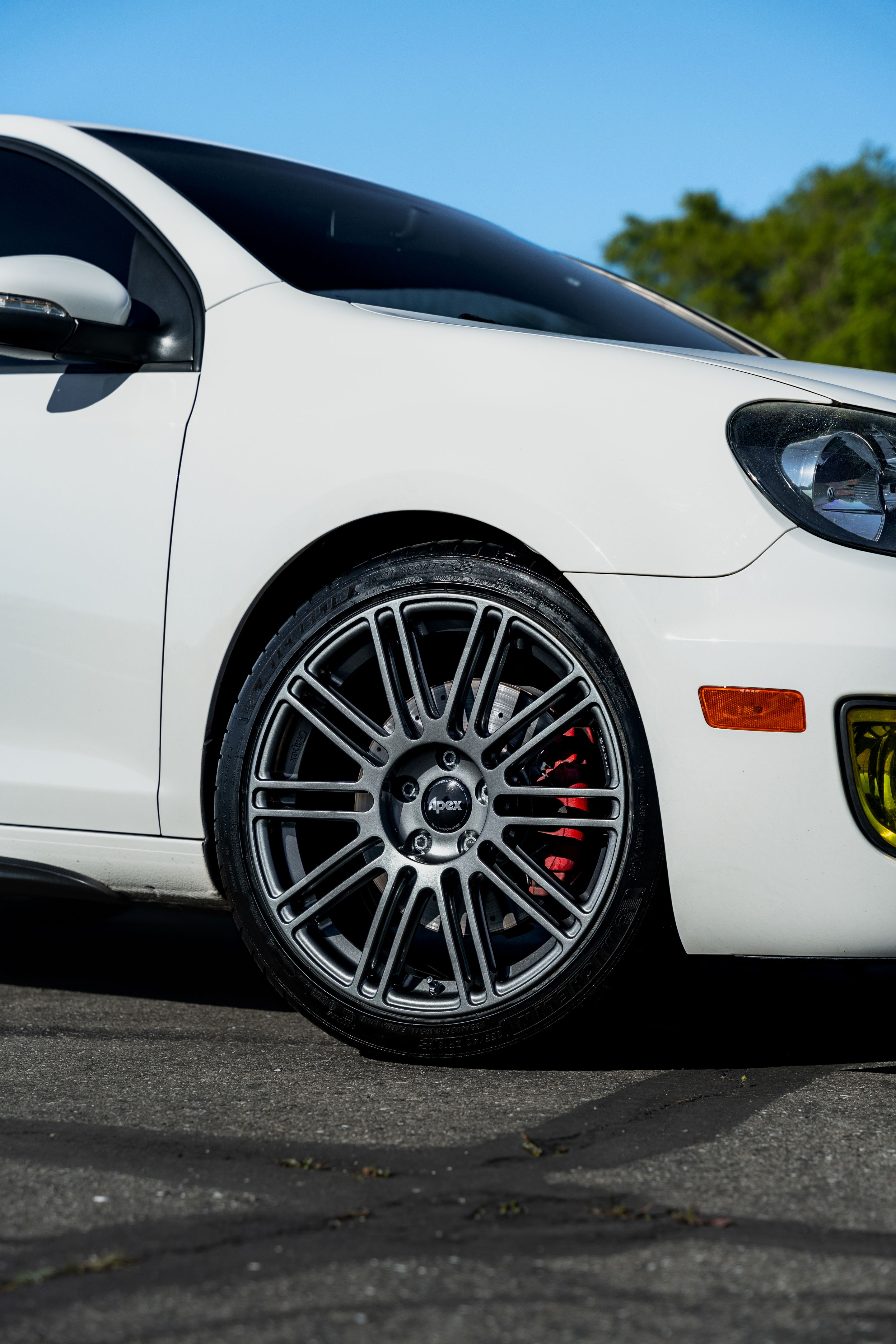 White VW MK6 GTI with 18" TC-10RT Apex wheels in Anthracite