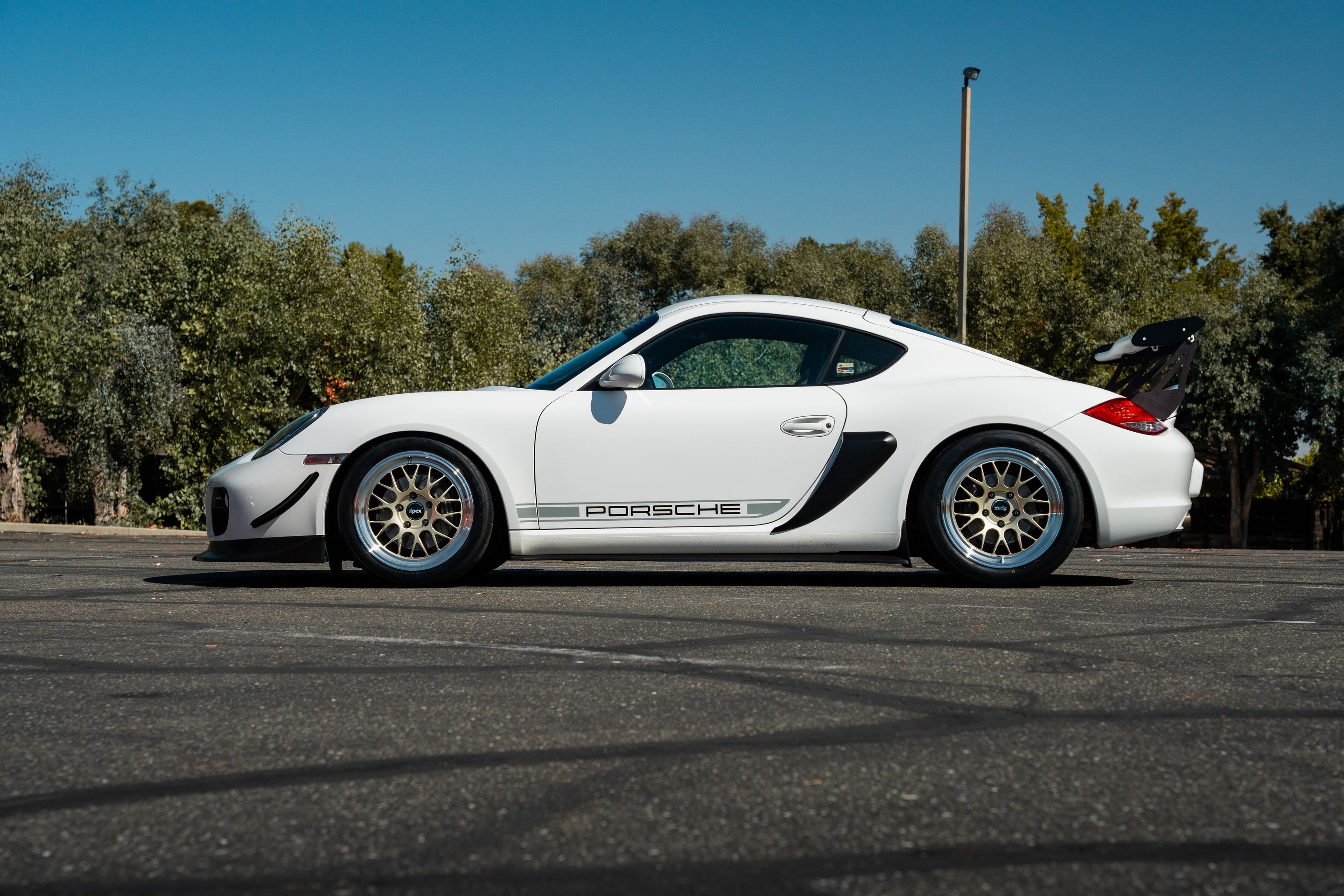 White Porsche 987 Cayman Base with 18" ML-10RT Apex wheels in Machined Lip Gloss Motorsport Gold