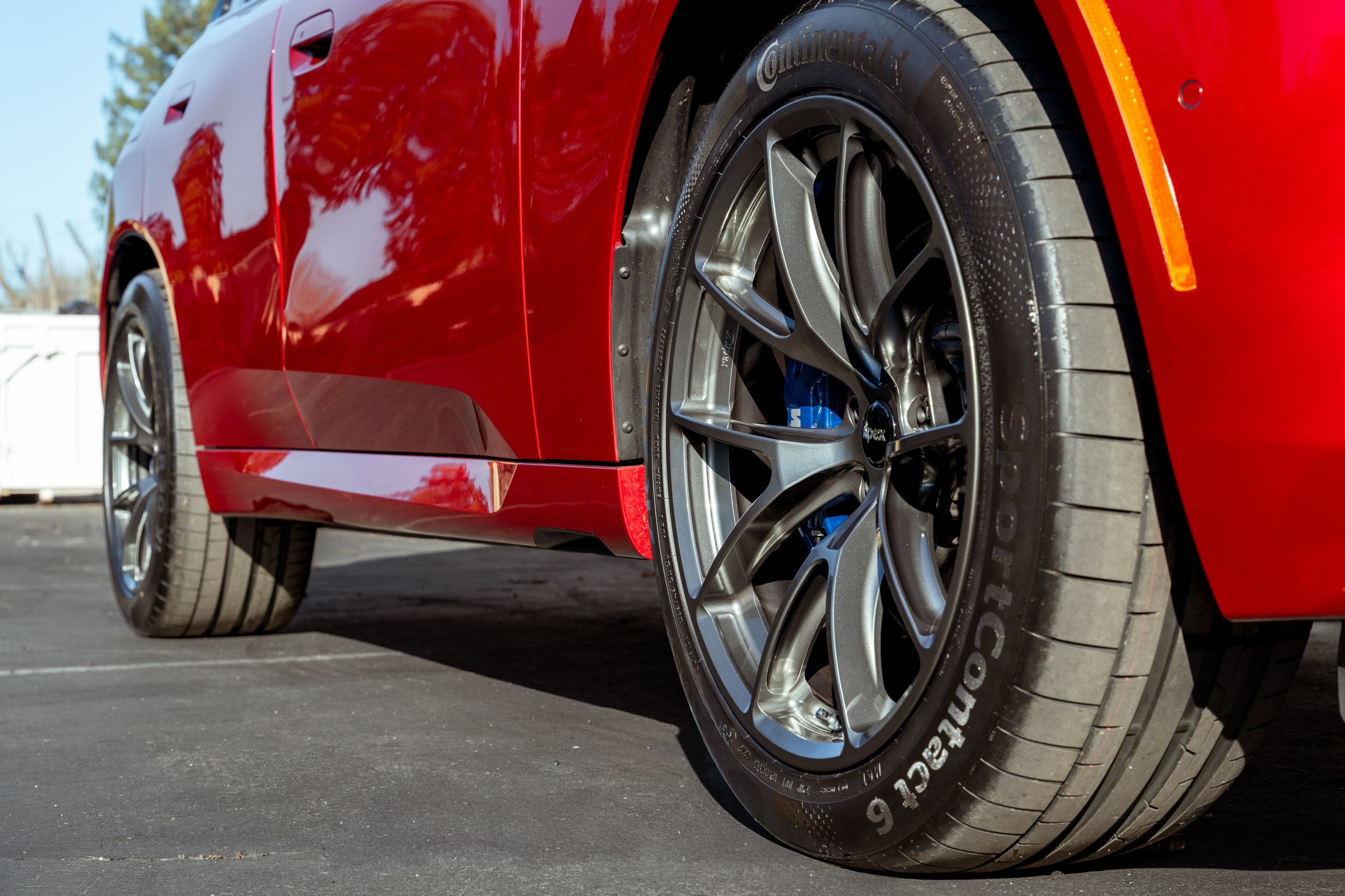Red BMW G45 X3 with 20" VS-5RX Apex wheels in Anthracite